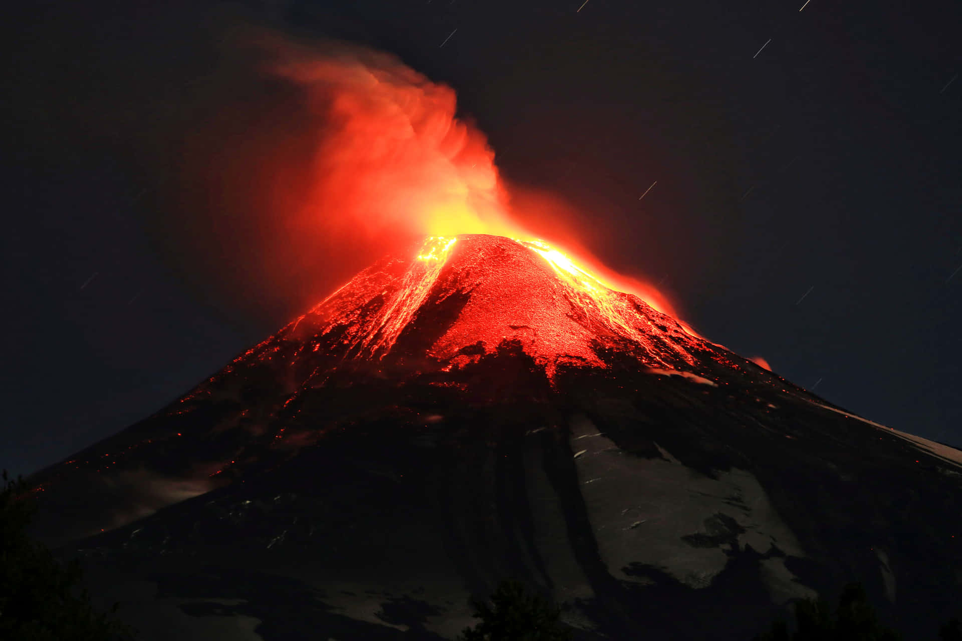 Lysandelava Bryter Ut Från Toppen Av En Vulkan