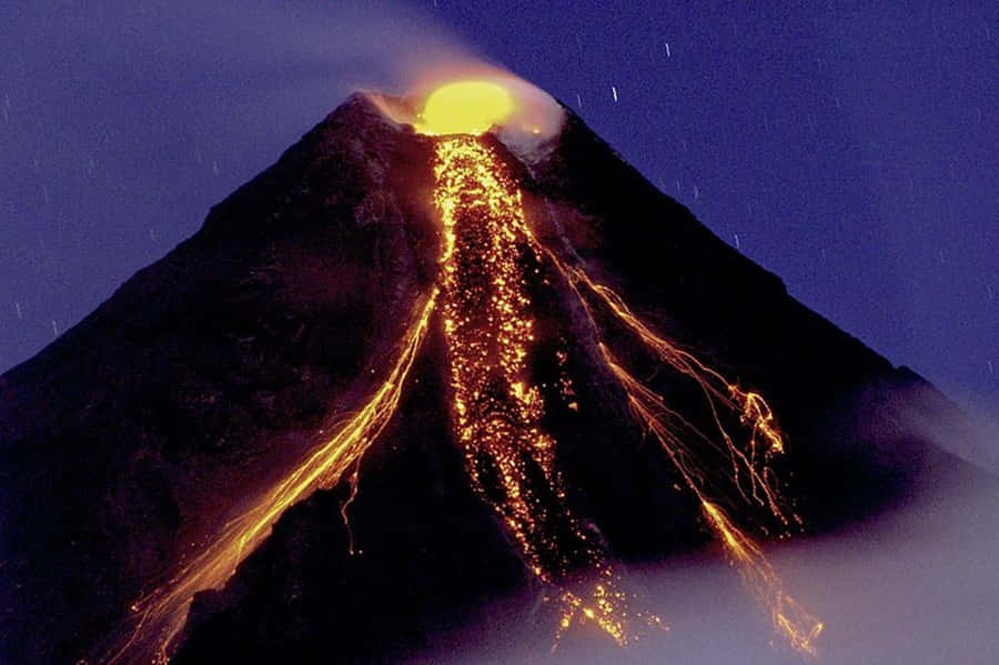 Enpittoresk Vy Av En Magmafylld Vulkan.