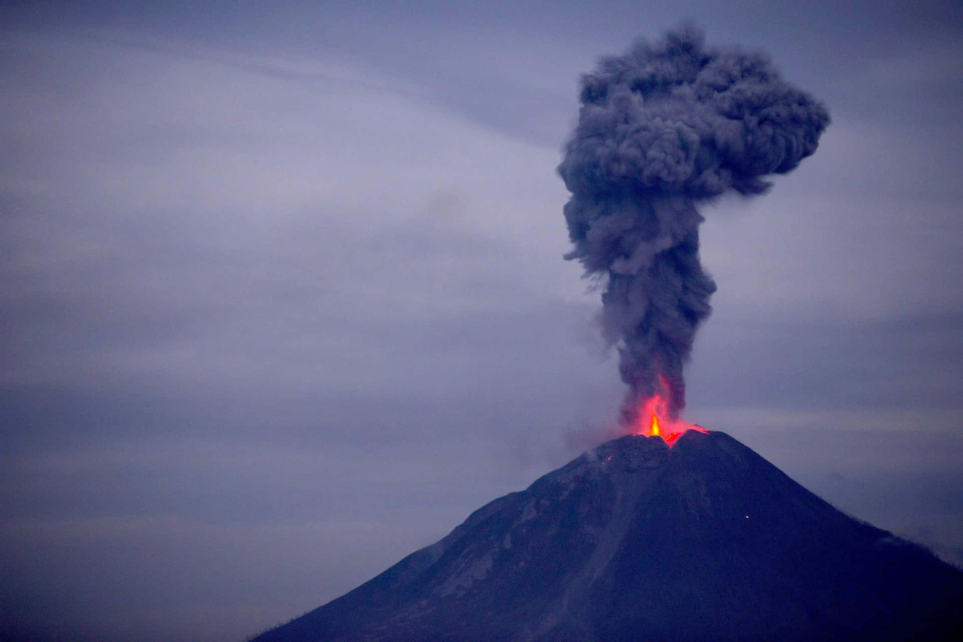 Vulkanausbruchvon Geschmolzener Lava Mit Faszinierenden Formen Und Lebendigen Farben