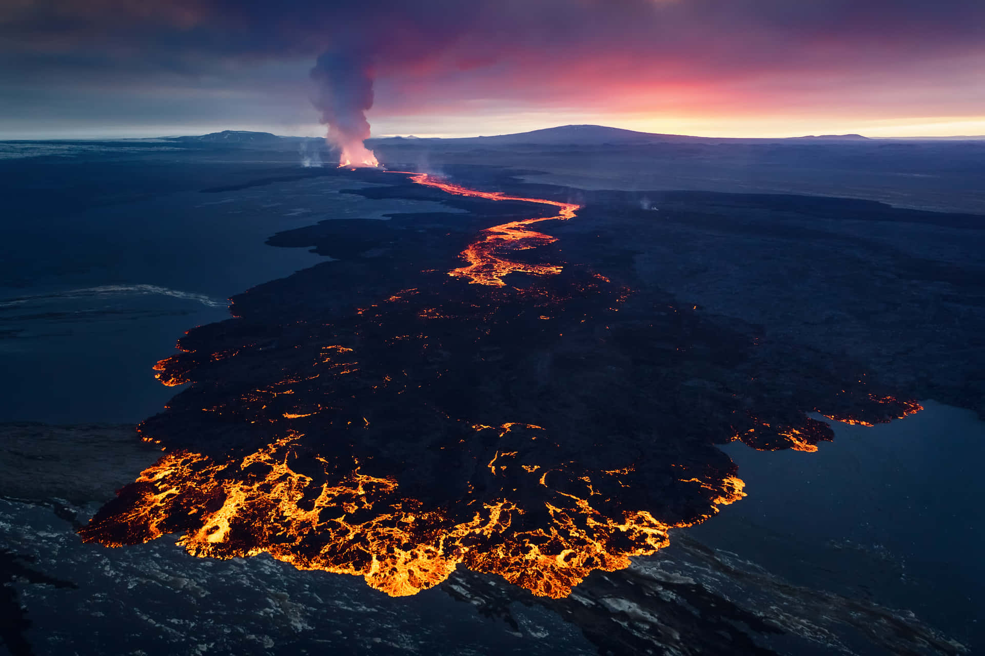Opoder Imprevisível Da Natureza - Uma Bela Vista De Um Vulcão Em Erupção.