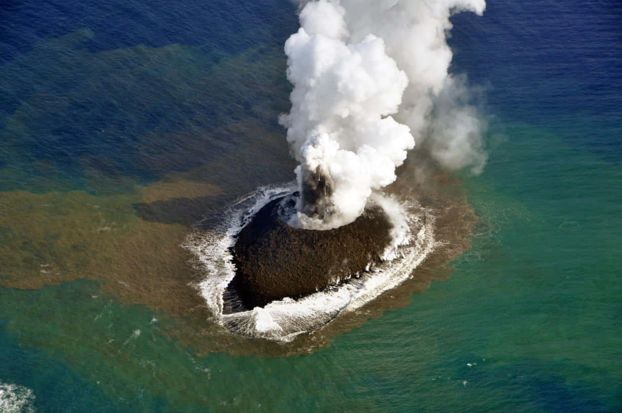 Skönheteni Naturen: Lava Strömmar Från En Aktiv Vulkan.