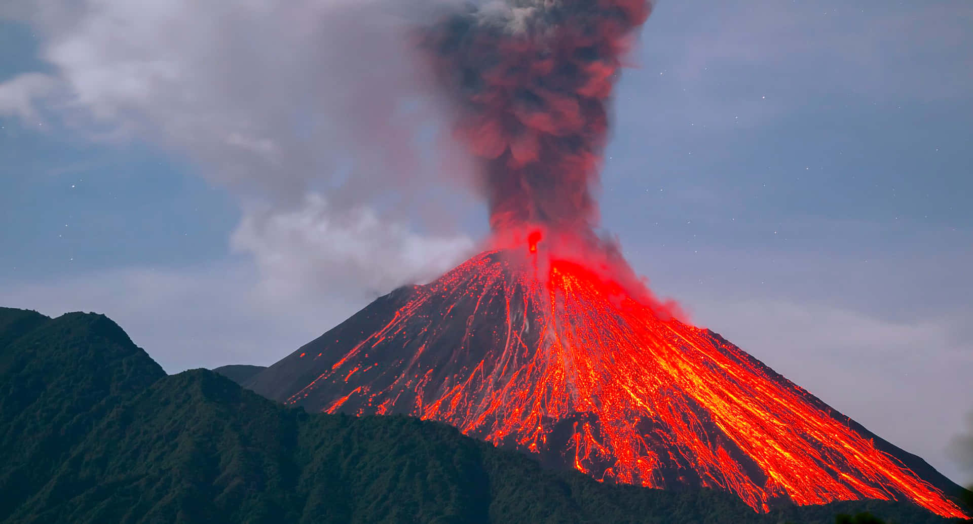 Enluftfoto Af En Aktiv Vulkan I Dens Naturlige Habitat.
