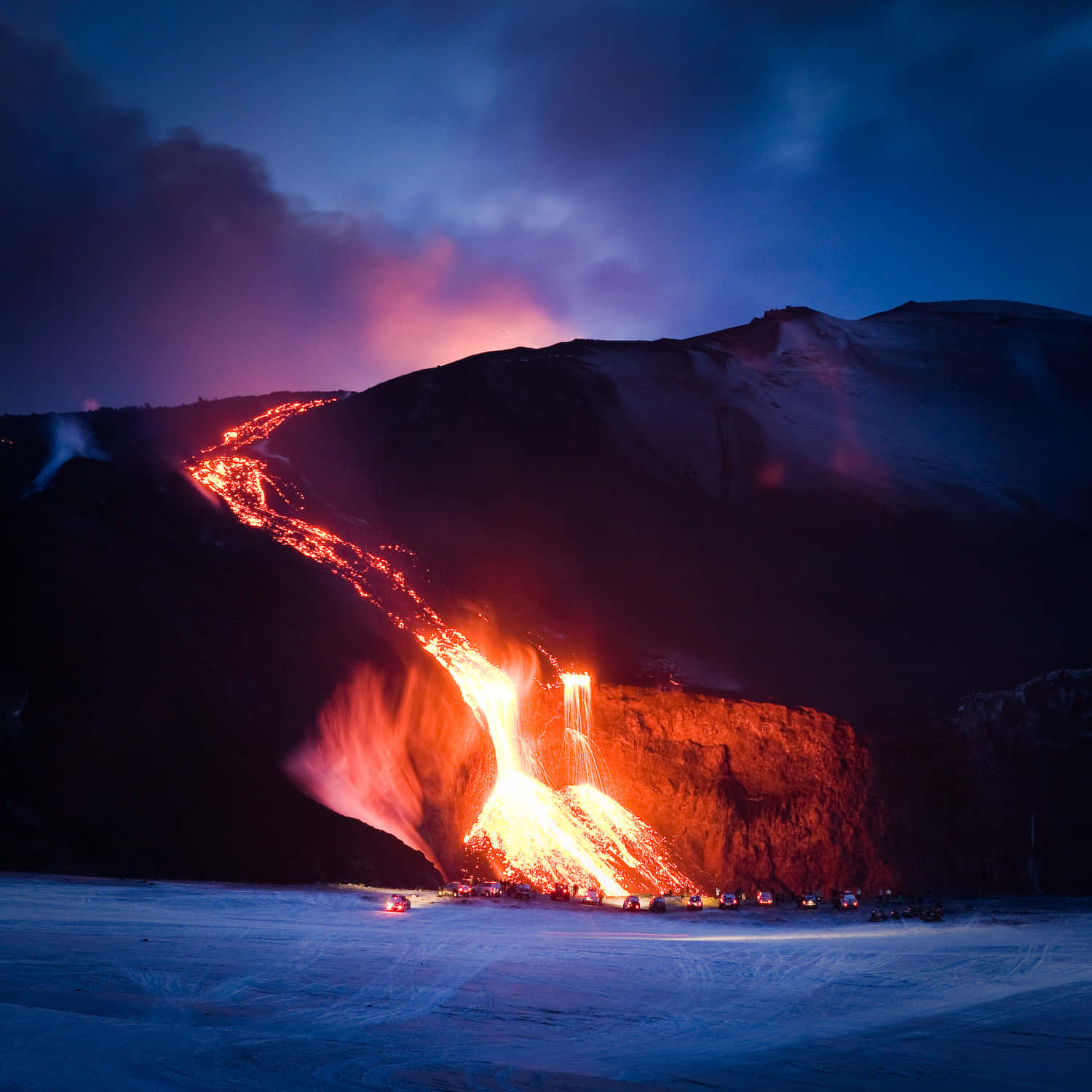 Eineexplosive Ansicht Eines Ausbrechenden Vulkans.
