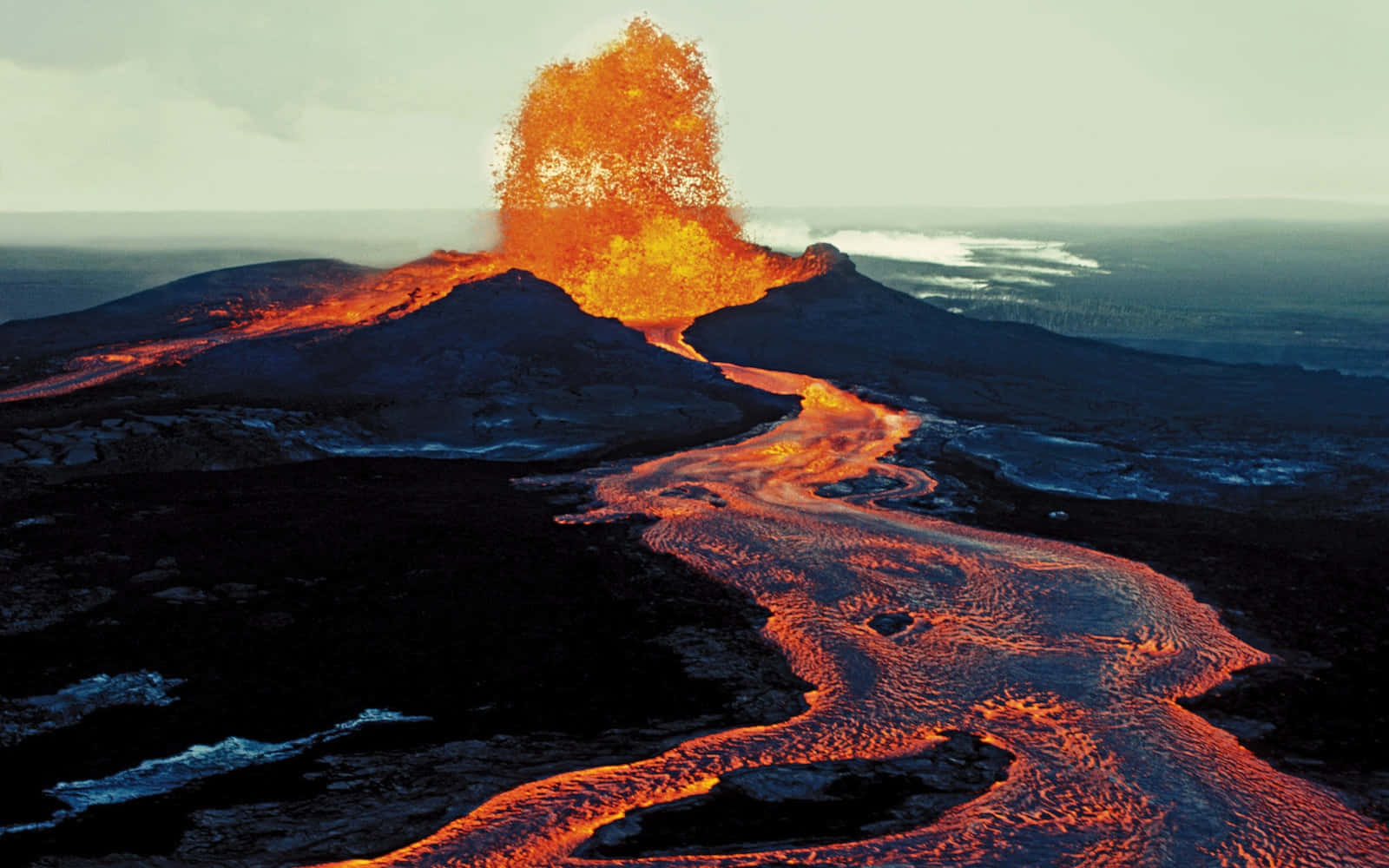 Vistadeslumbrante De Um Vulcão Ativo No Oceano Pacífico