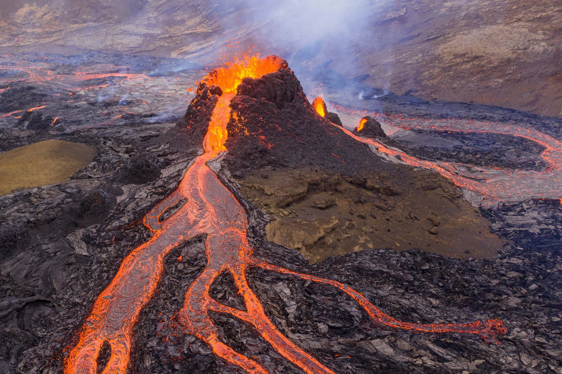 Etbetagende Luftfoto Af En Vulkan.