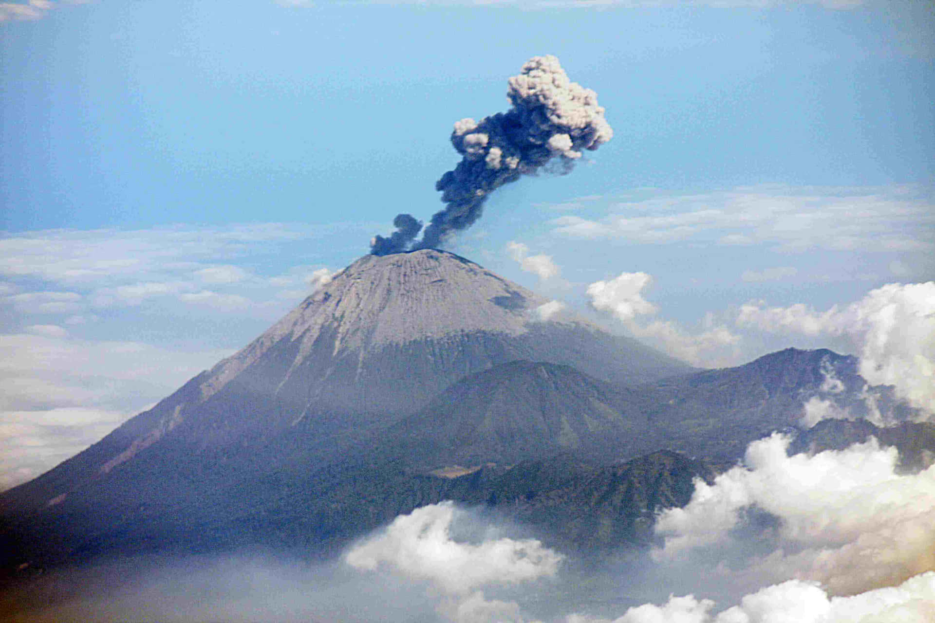 Etfænomen På Vores Fascinerende Planet - En Udbrudt Vulkan.
