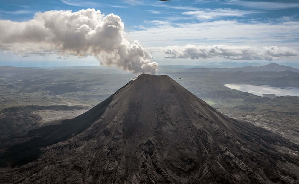 Einwunderschöner Blick Auf Einen Vulkanausbruch Und Seine Aschewolke Bei Einbruch Der Dunkelheit