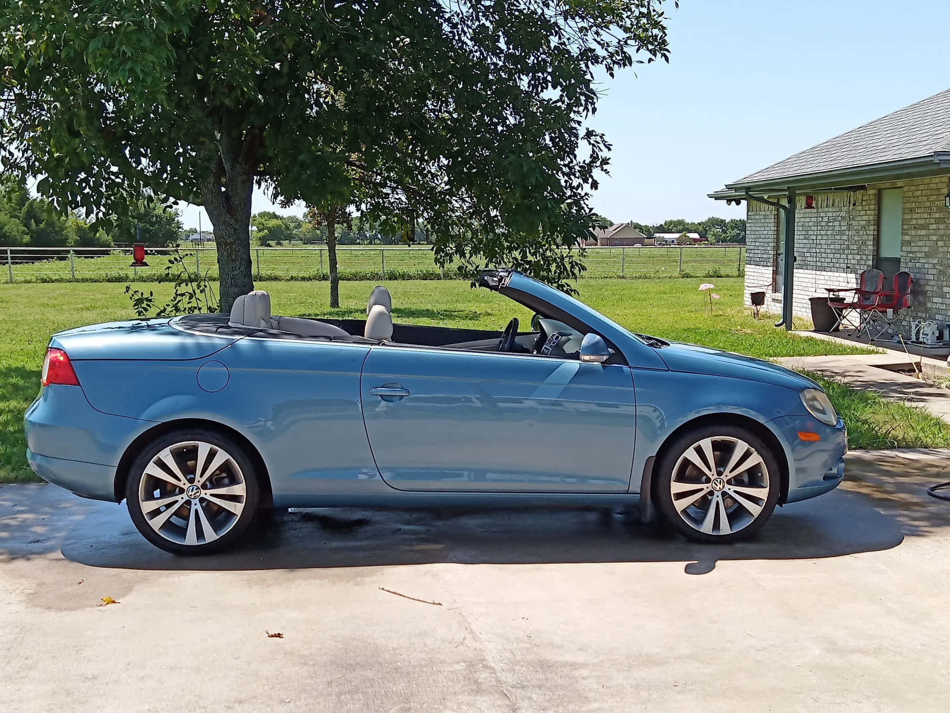 Volkswagen Eos Décapotable Garée À L'extérieur Fond d'écran