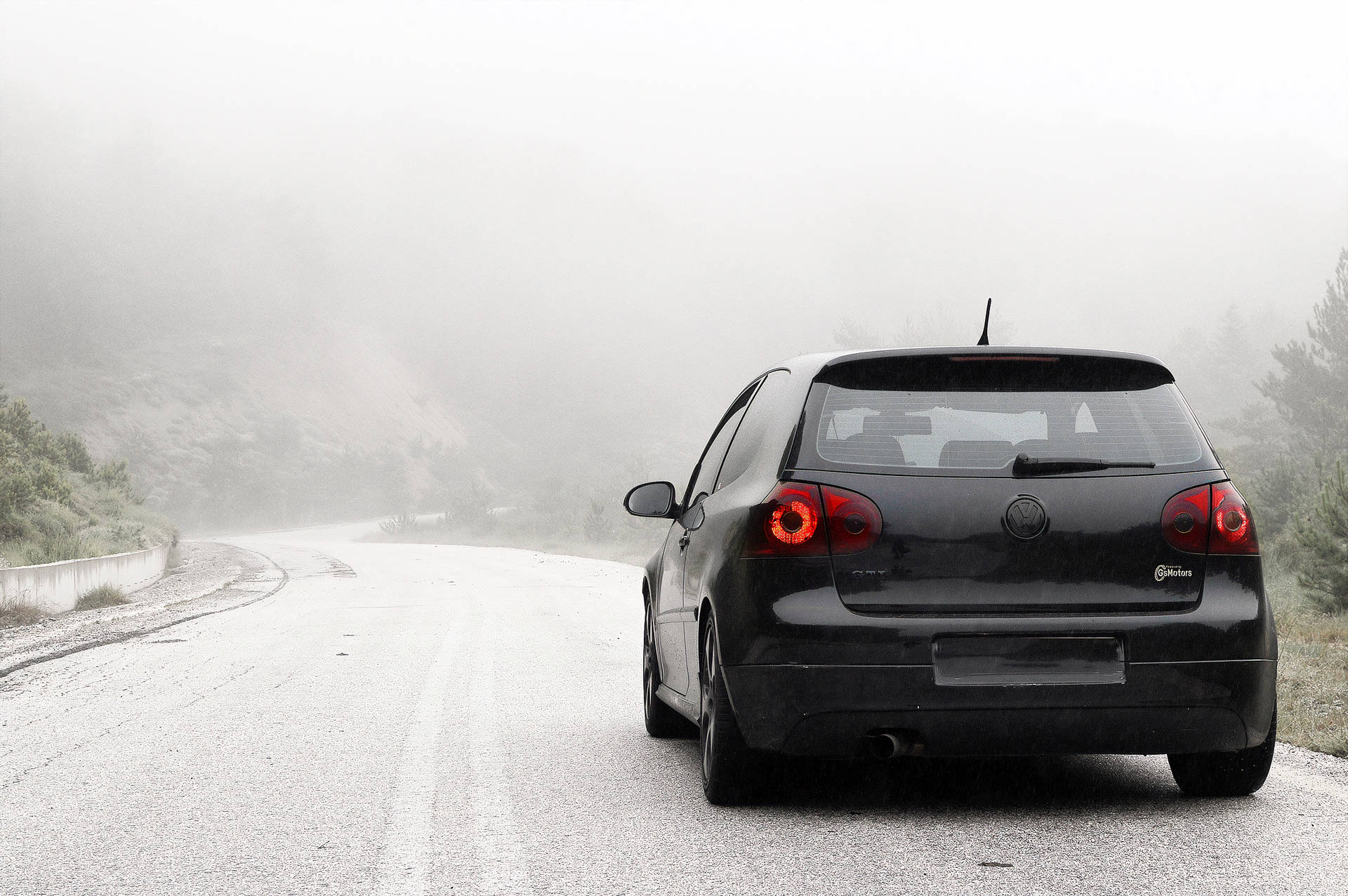 Volkswagen Golf GTI kører gennem sneklædte bjerge. Wallpaper