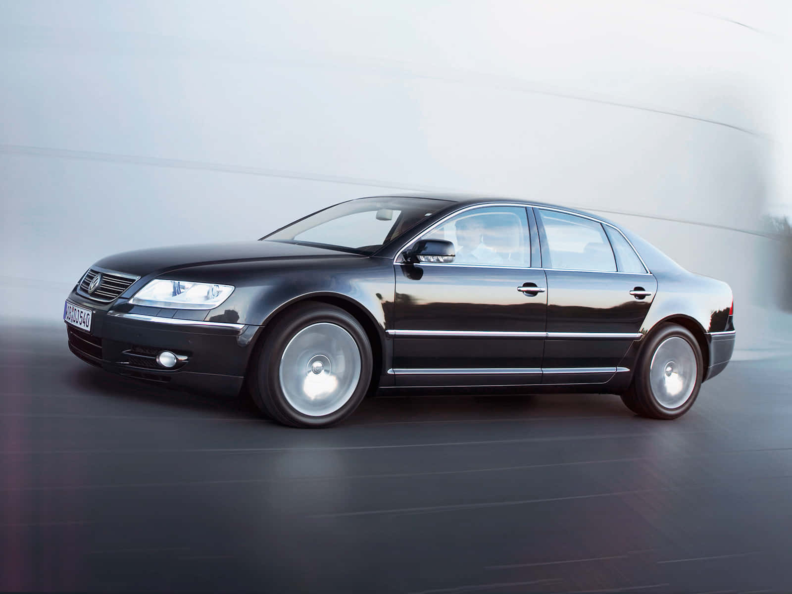 Volkswagen Phaeton Berline Noire En Mouvement Fond d'écran