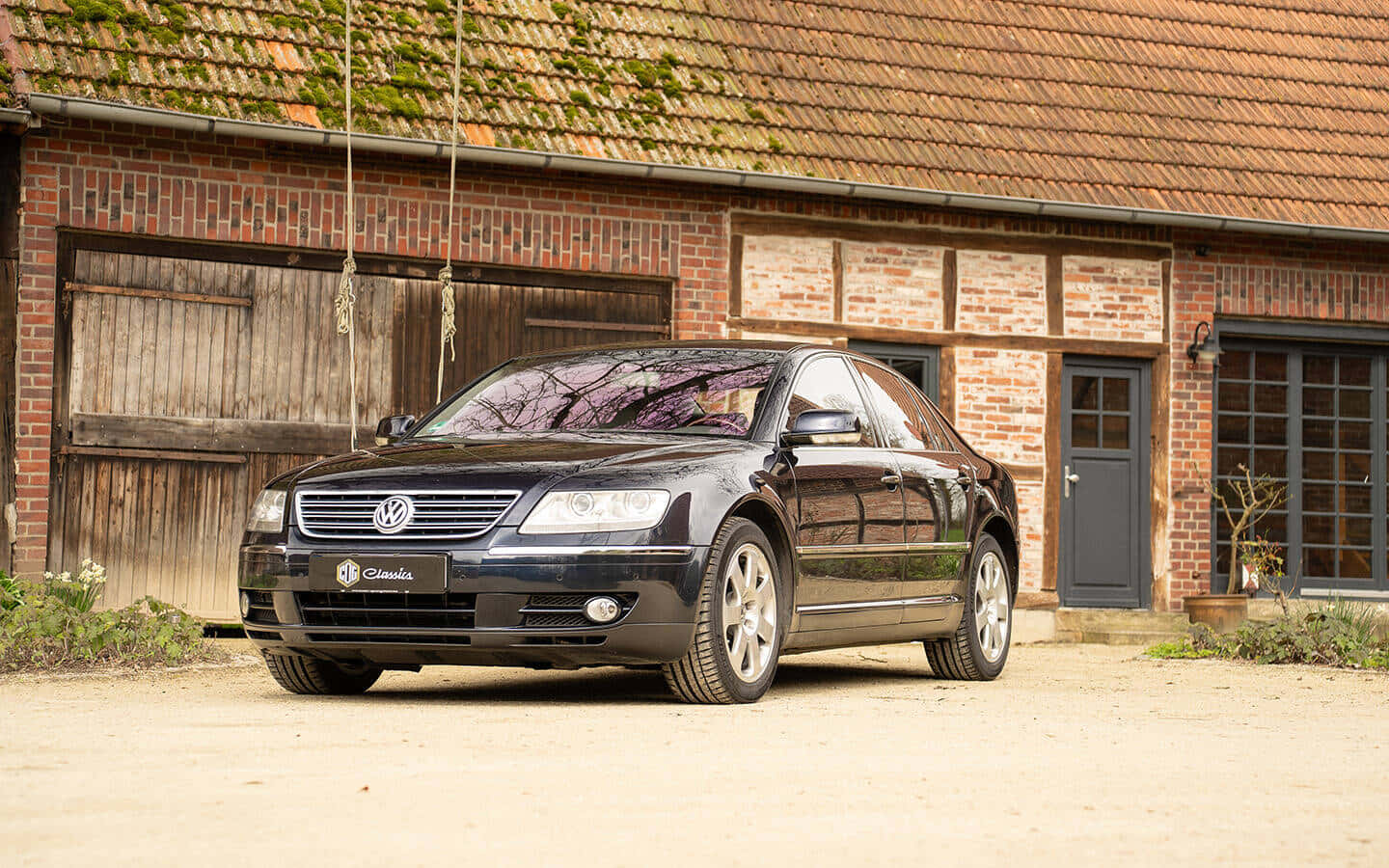 Berline Noire Volkswagen Phaeton Garée Fond d'écran