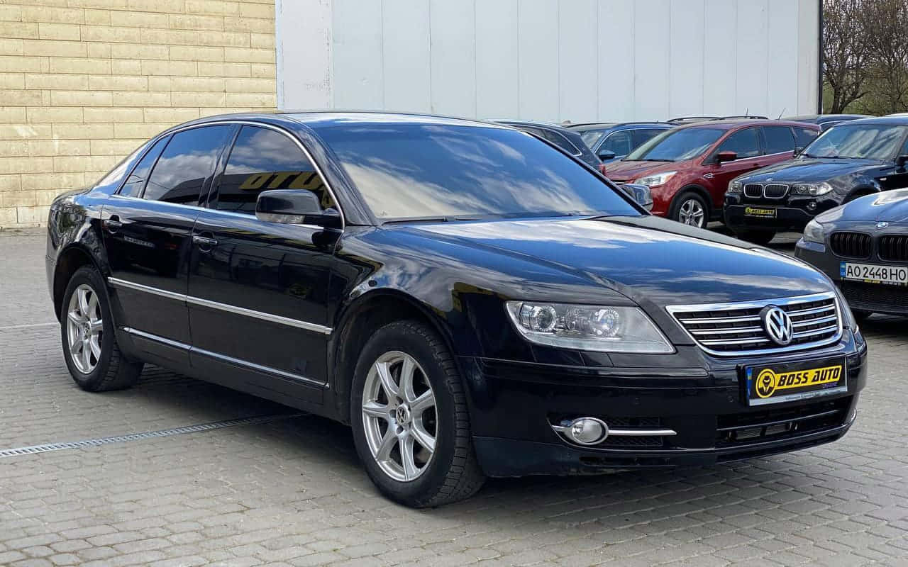 Berline Noire Volkswagen Phaeton Garée En Plein Air Fond d'écran