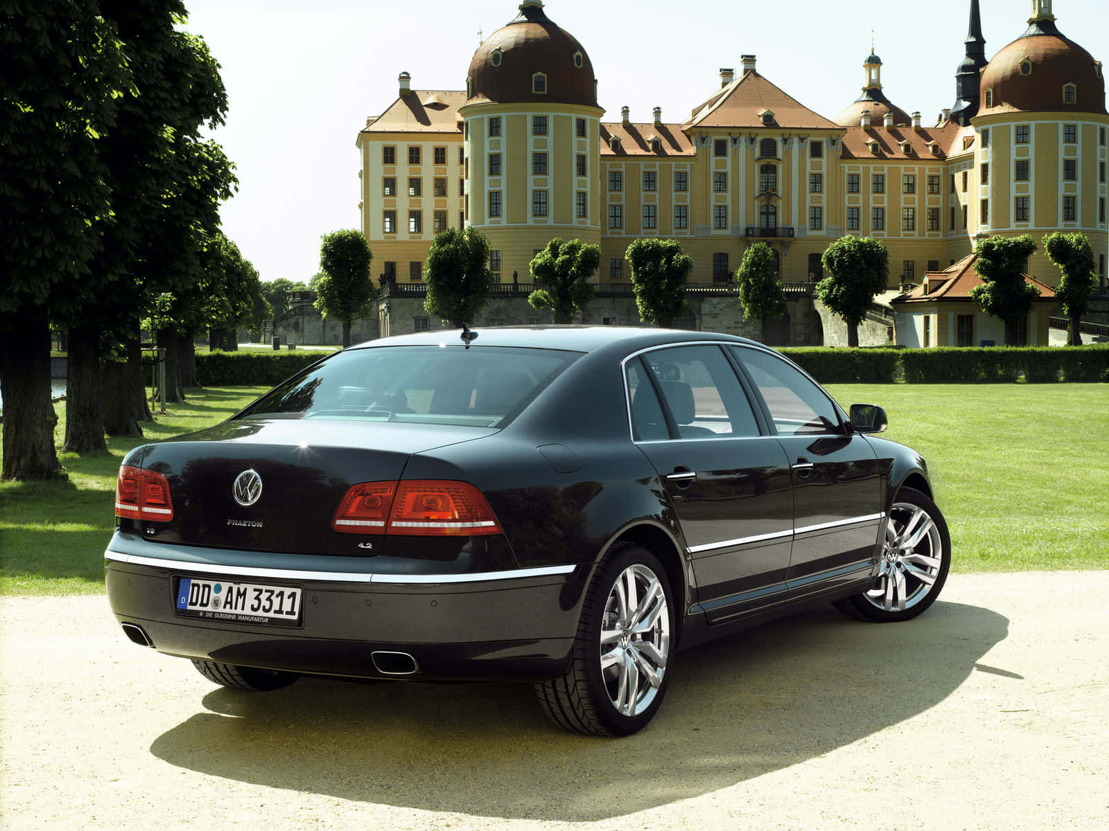 Berline De Luxe Volkswagen Phaeton Garée Devant Un Château Fond d'écran