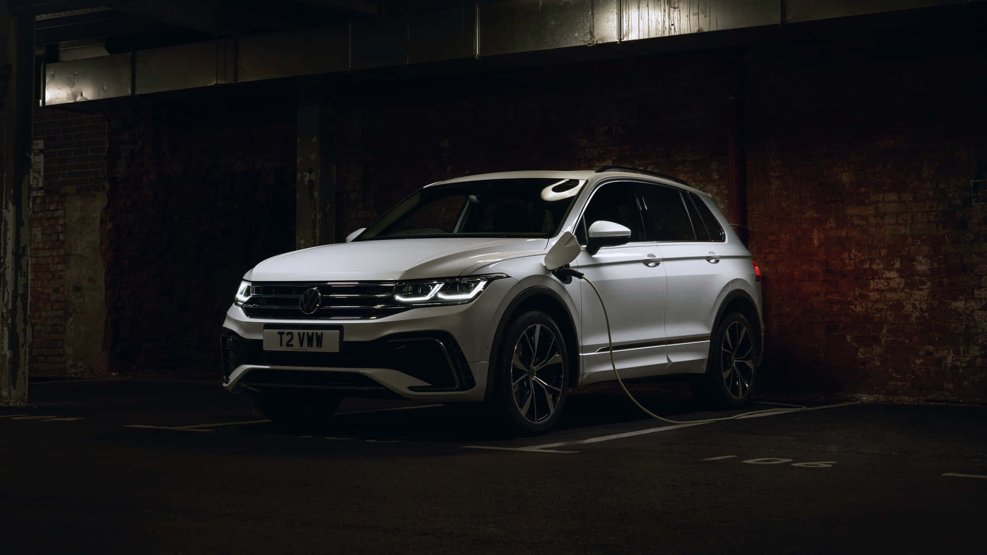 Volkswagen Tiguan Garé Dans Un Garage Sombre Fond d'écran