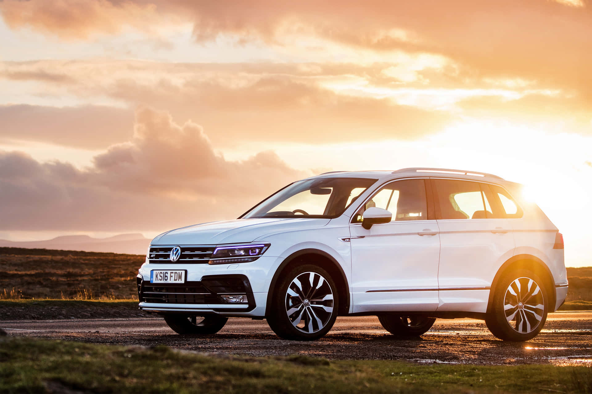 Volkswagen Tiguan Conduite Au Coucher De Soleil Fond d'écran