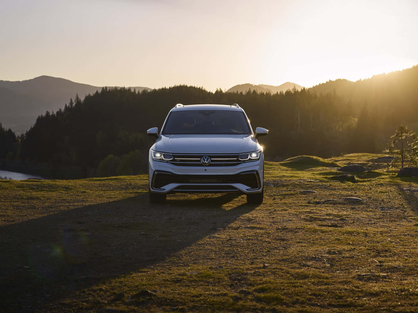 Volkswagen Tiguan Décor De Montagne Au Coucher De Soleil Fond d'écran