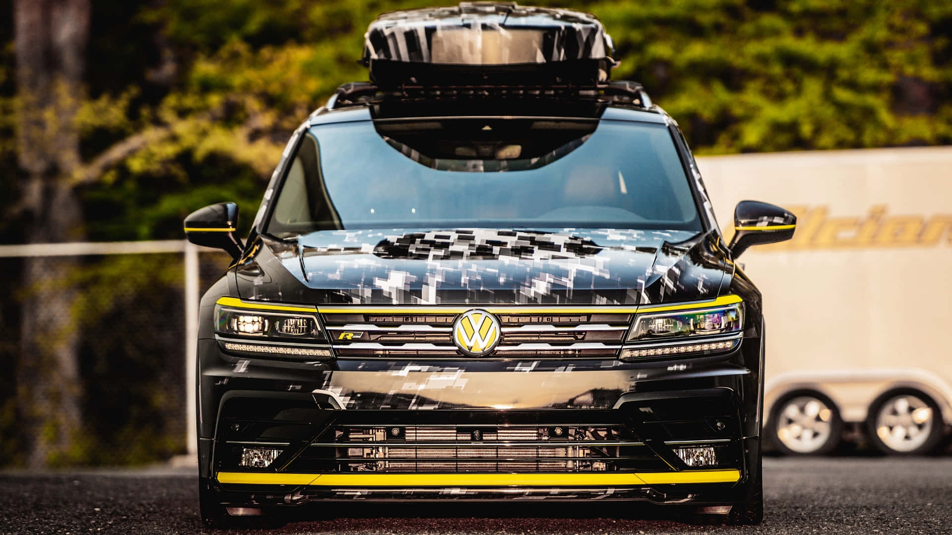 Volkswagen Tiguan Avec Boîte De Chargement Sur Le Toit Fond d'écran