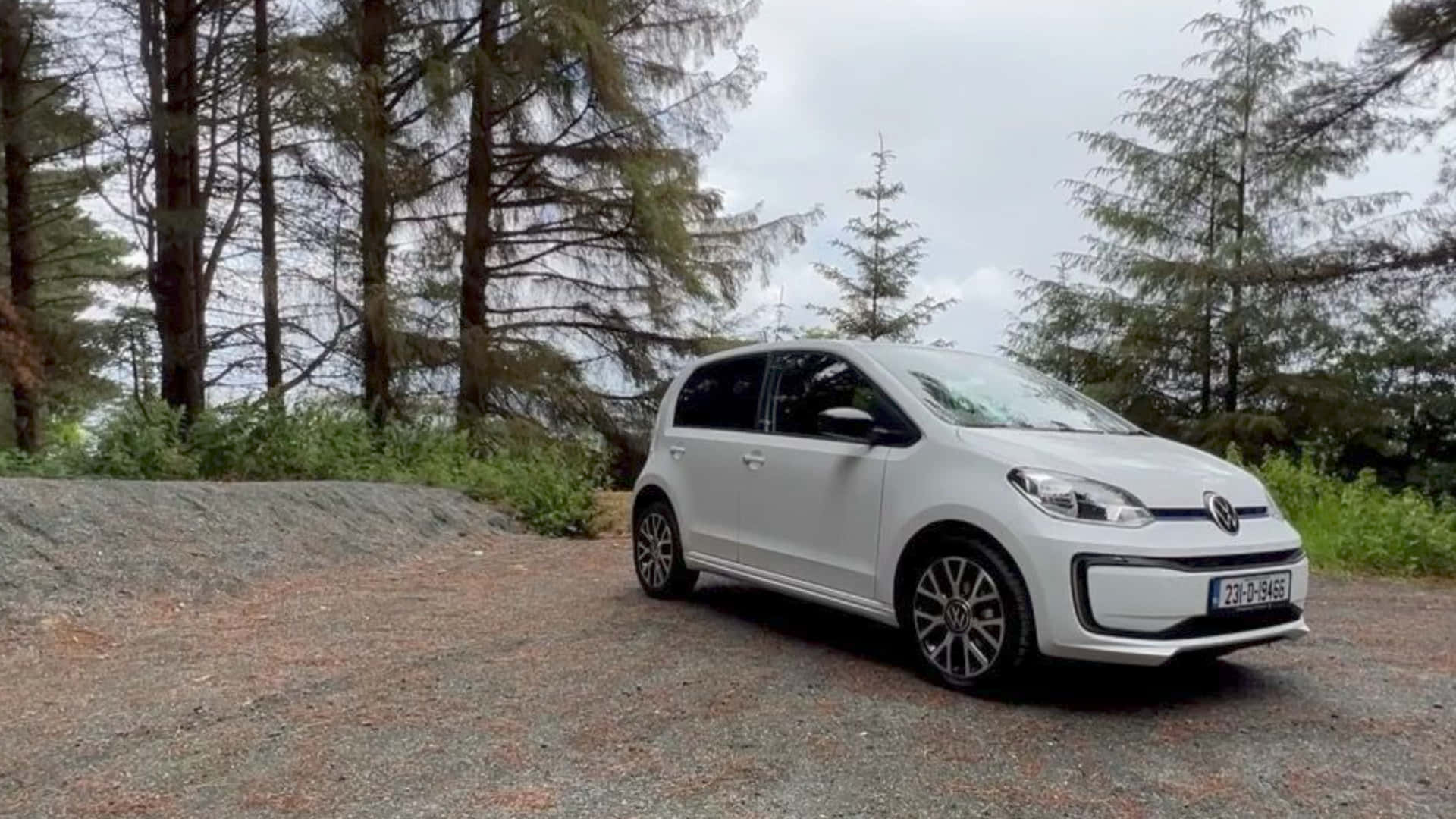 Modèle Blanc De Volkswagen Up Garé En Plein Air Fond d'écran