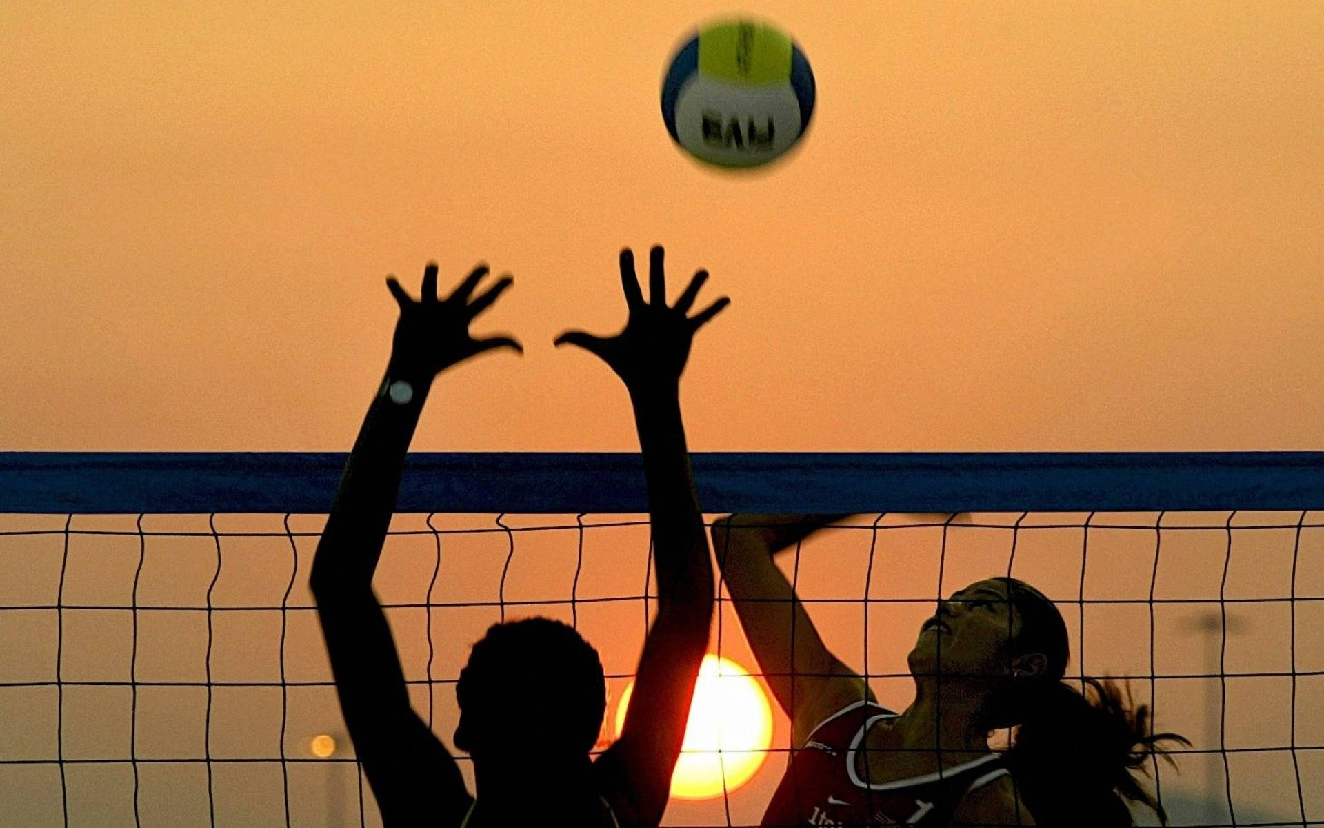Volleyballästhetik Strand Sonnenuntergang Wallpaper