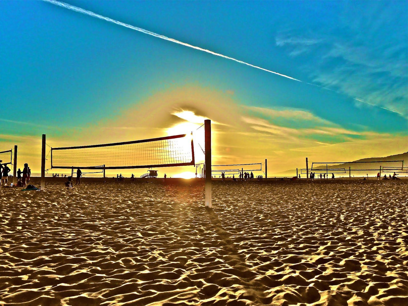 Et volleyballnet på stranden Wallpaper