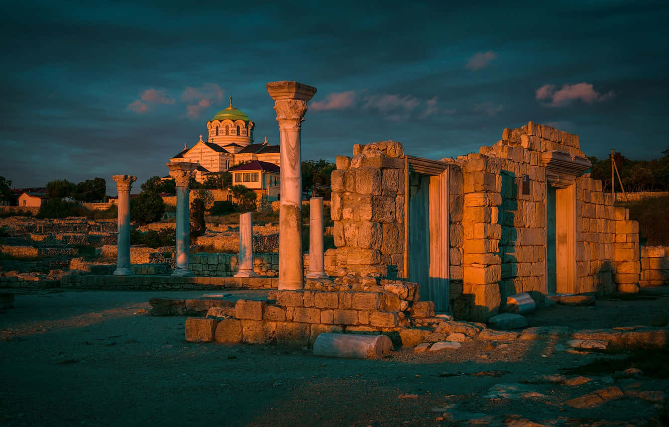 Volubilis Sunset Glow Ruins: Lyserød solnedgang har skærpet konturerne af ruinene Wallpaper