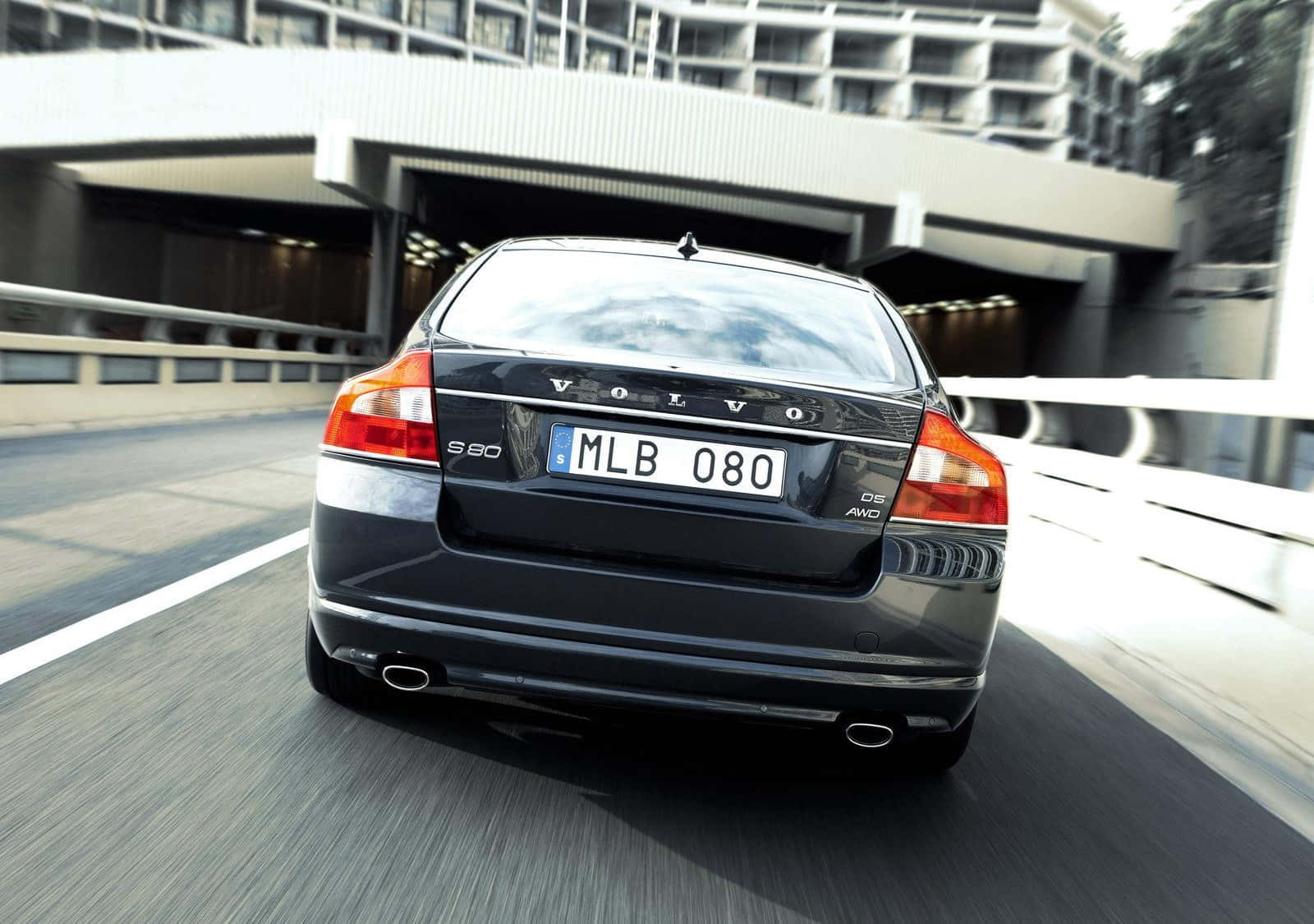 Volvo S80 - A Blend Of Luxury And Performance Wallpaper