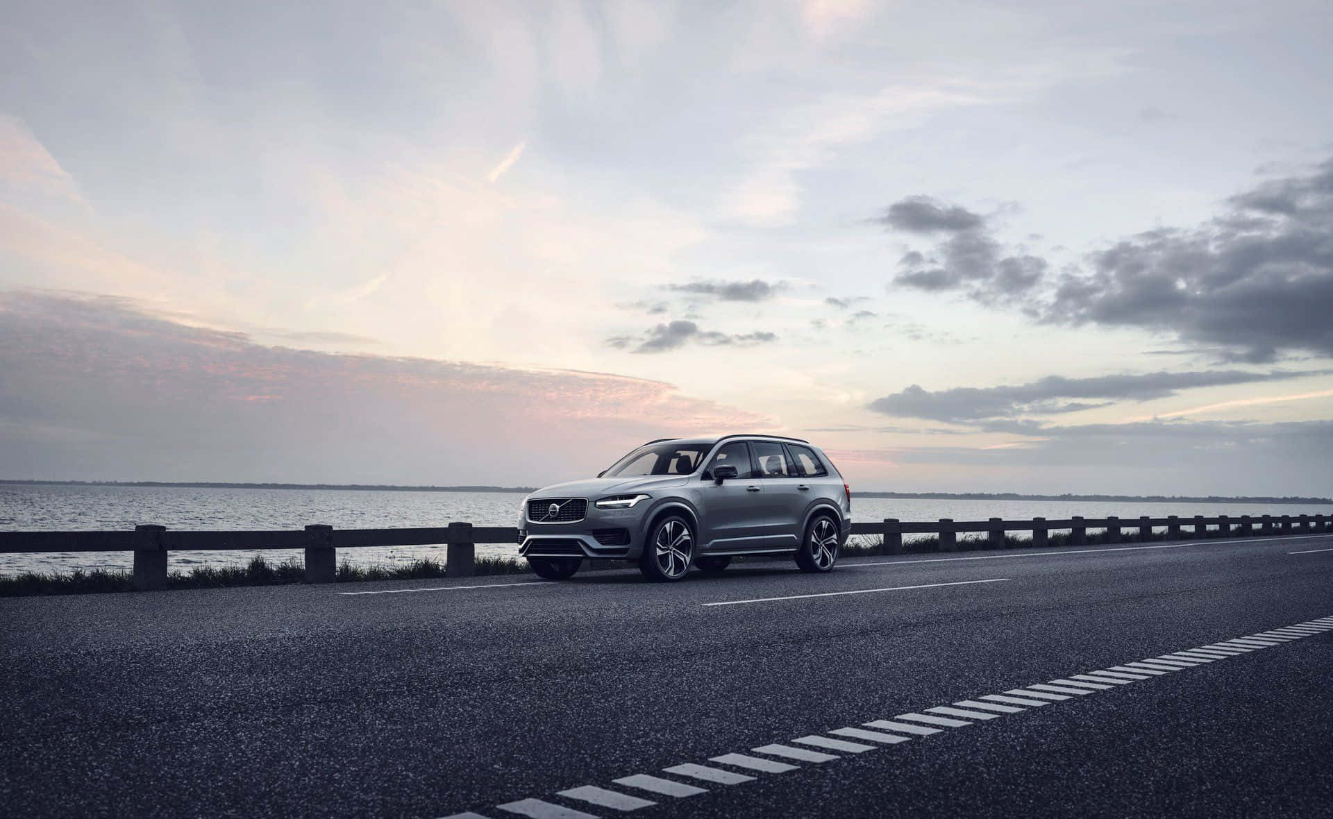 Volvo Xc90 In Tropical Sunset Wallpaper