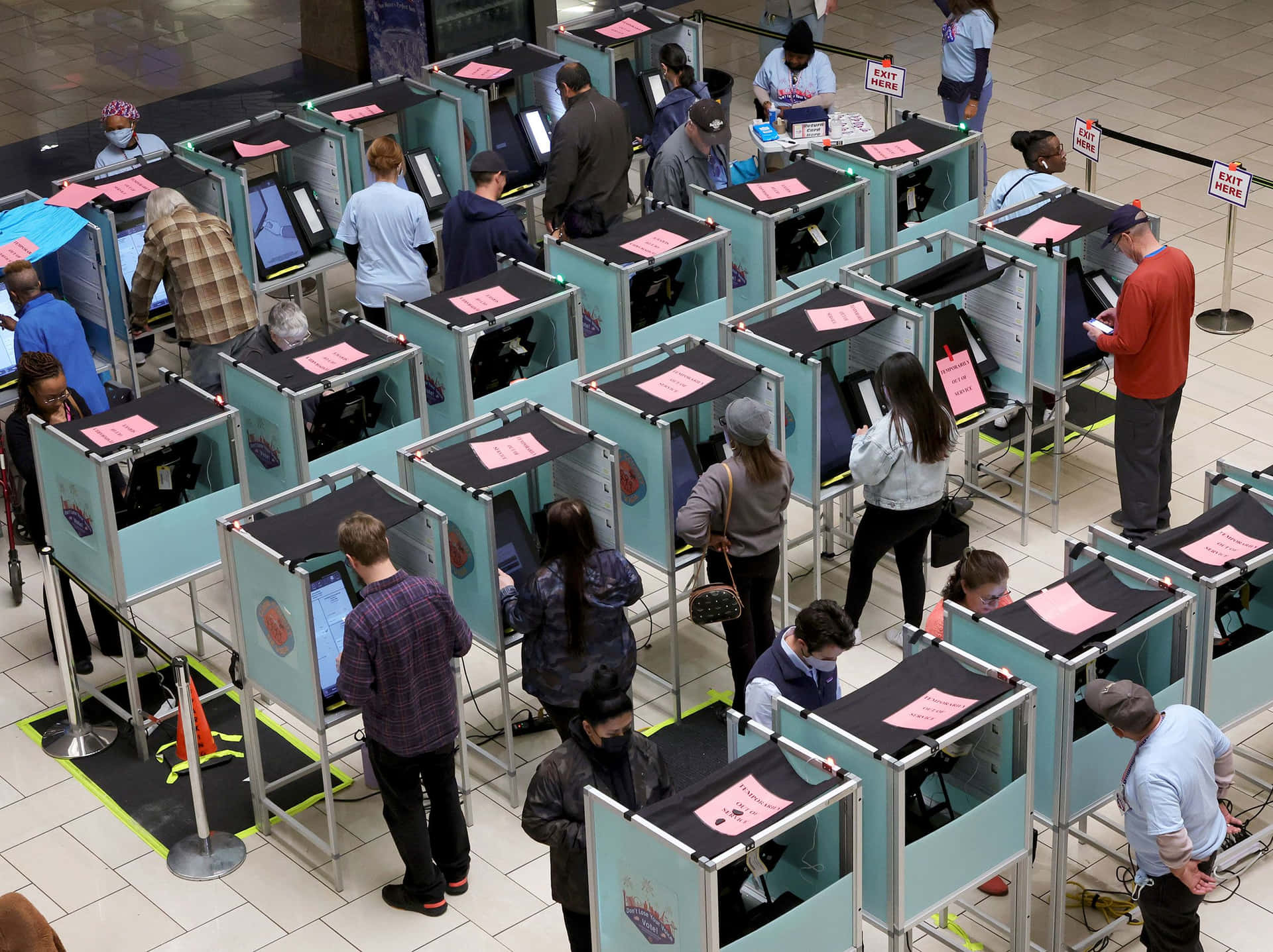 Laspersonas Están Haciendo Fila Para Votar En Un Centro De Votación