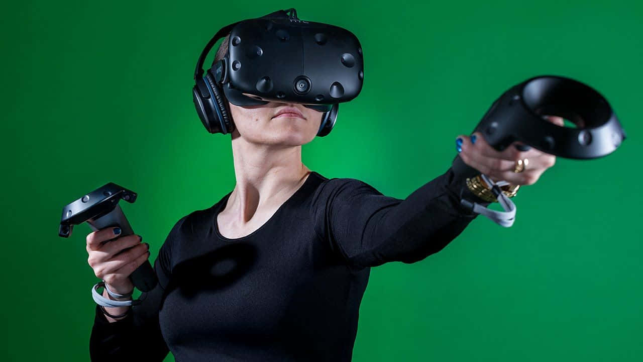 Kvinde med VR på grøn skærm billede