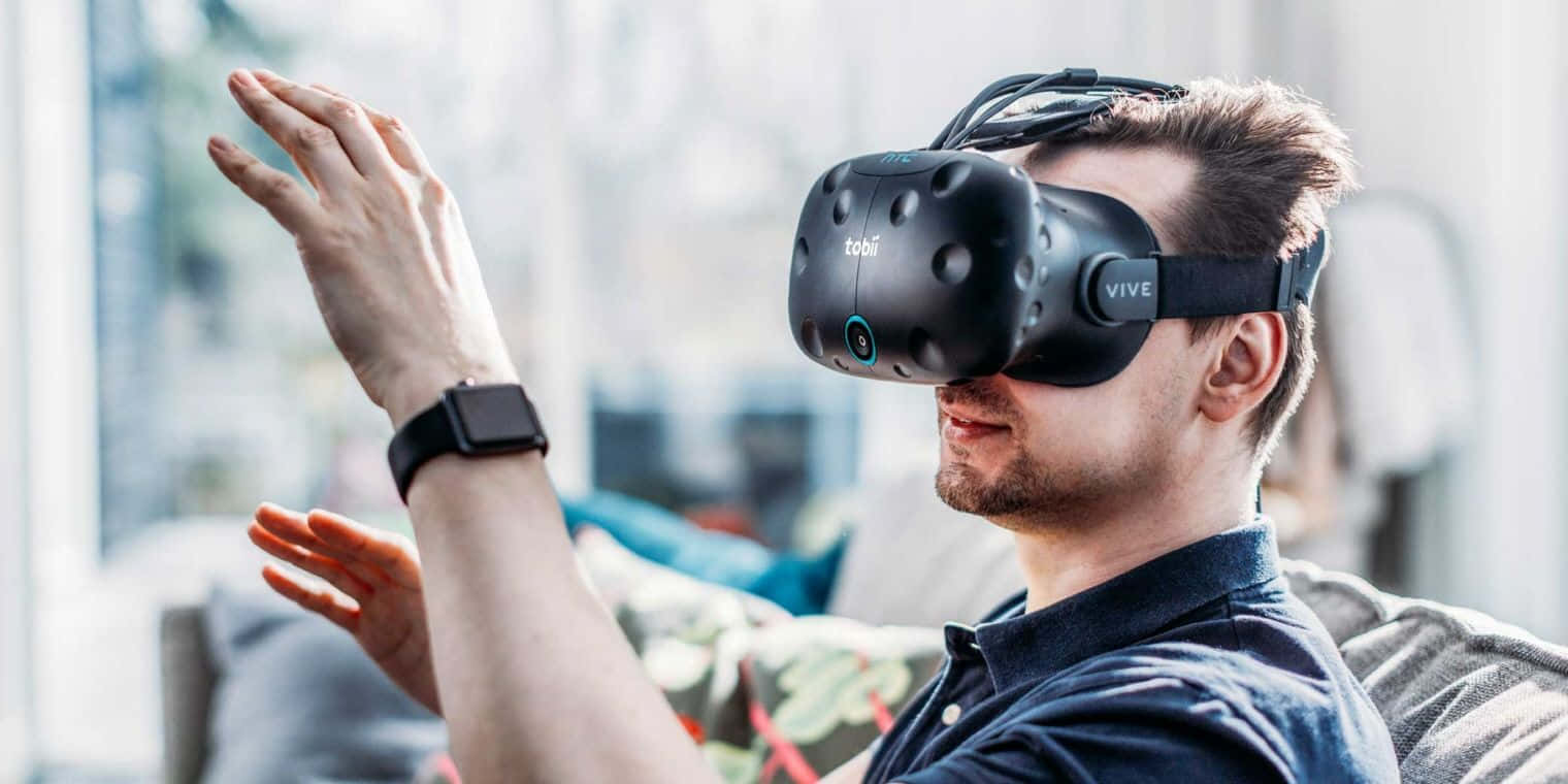 En mand har en virtuel reality-brille på.
