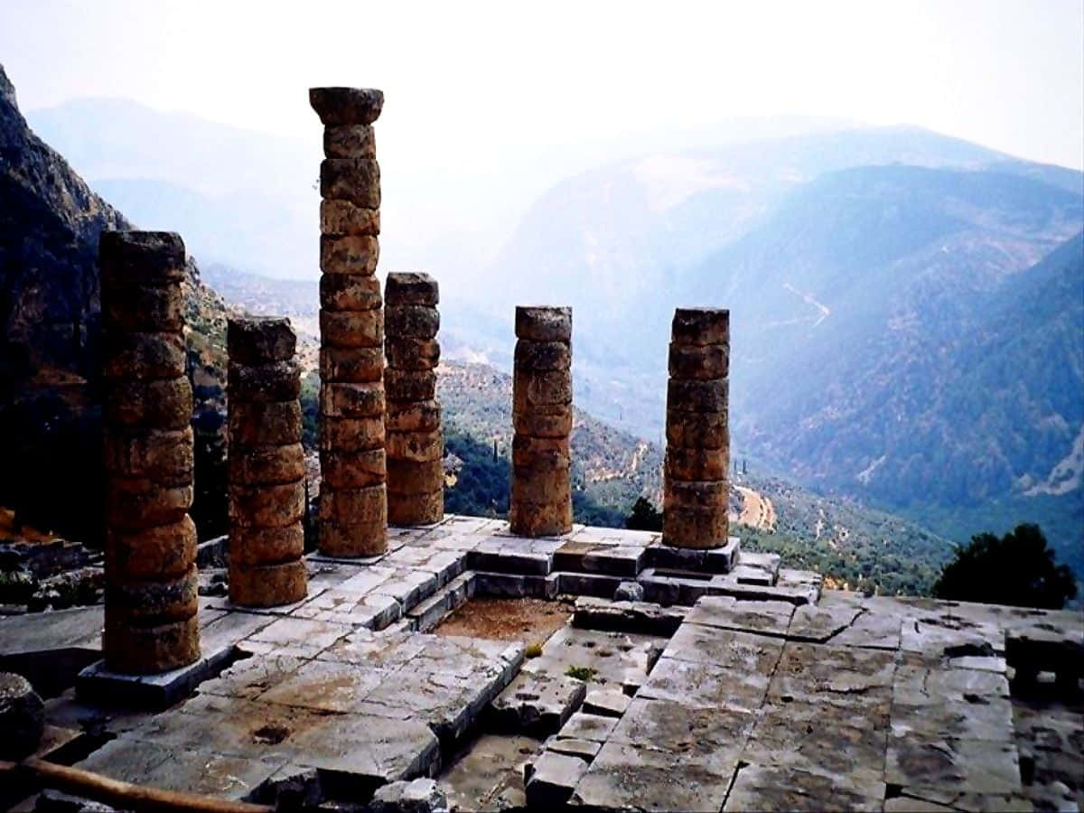 Vue Des Montagnes Dans Le Temple D'apollon Fond d'écran