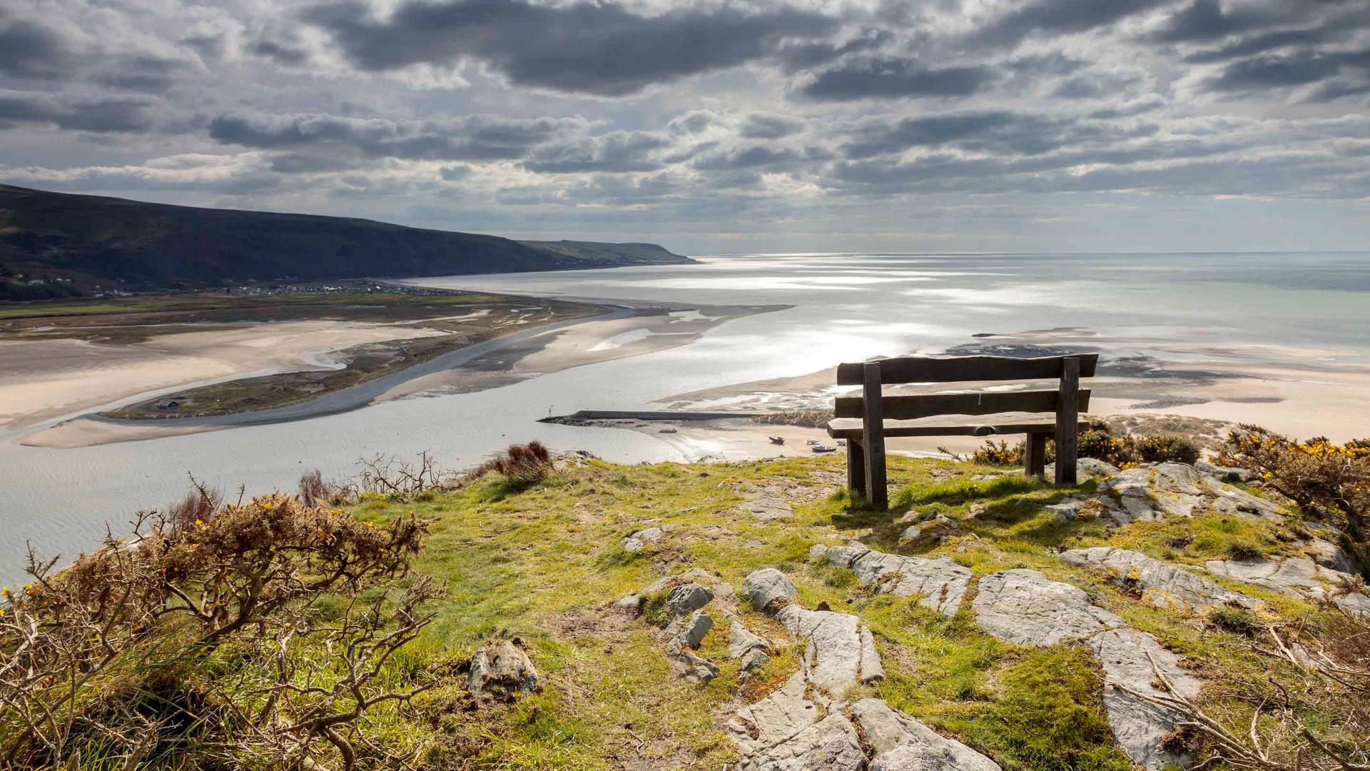 Breathtaking panoramic view of Afon Mawddach River in Wales Wallpaper