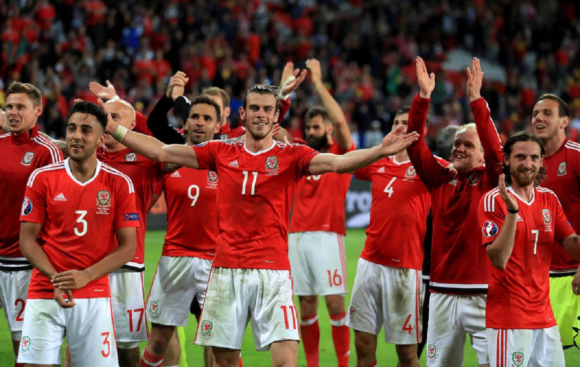 Equipenacional De Futebol Do País De Gales Comemorando Com Bale. Papel de Parede