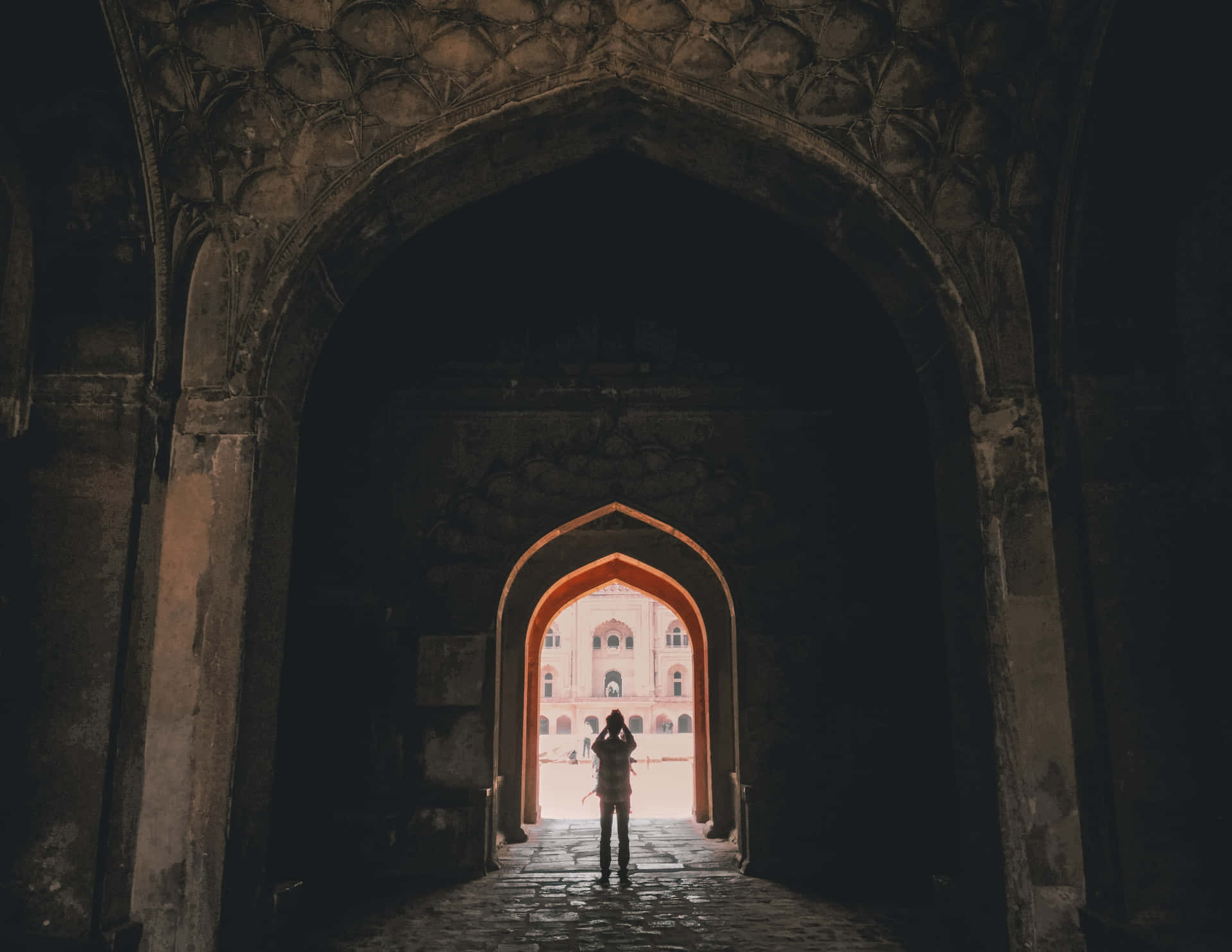 Caminandoa Través De La Puerta De La India Fondo de pantalla