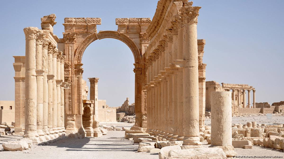 Paseohacia El Arco Monumental De Palmira Fondo de pantalla