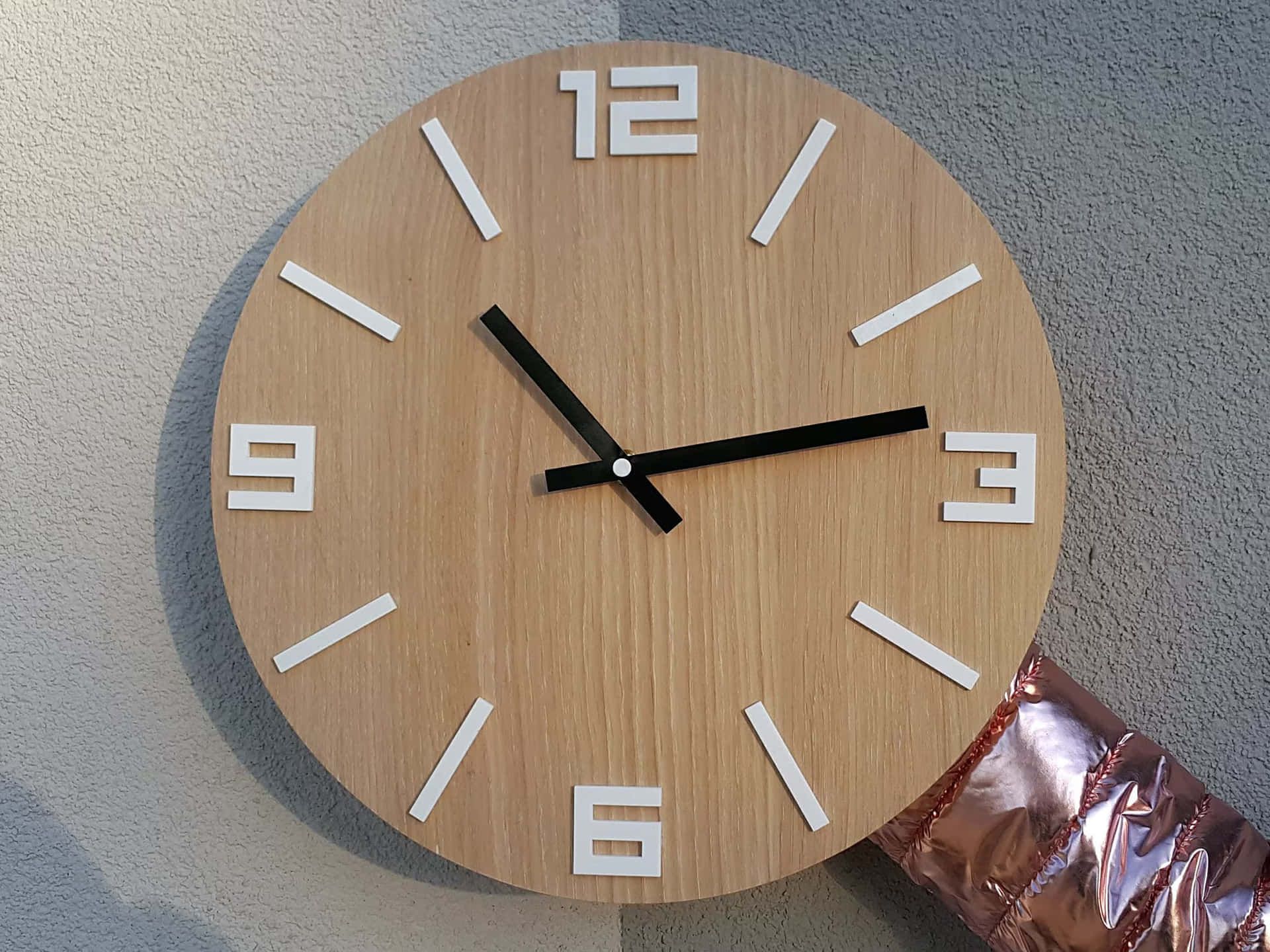 Showing the time aesthetically with modern wall clock