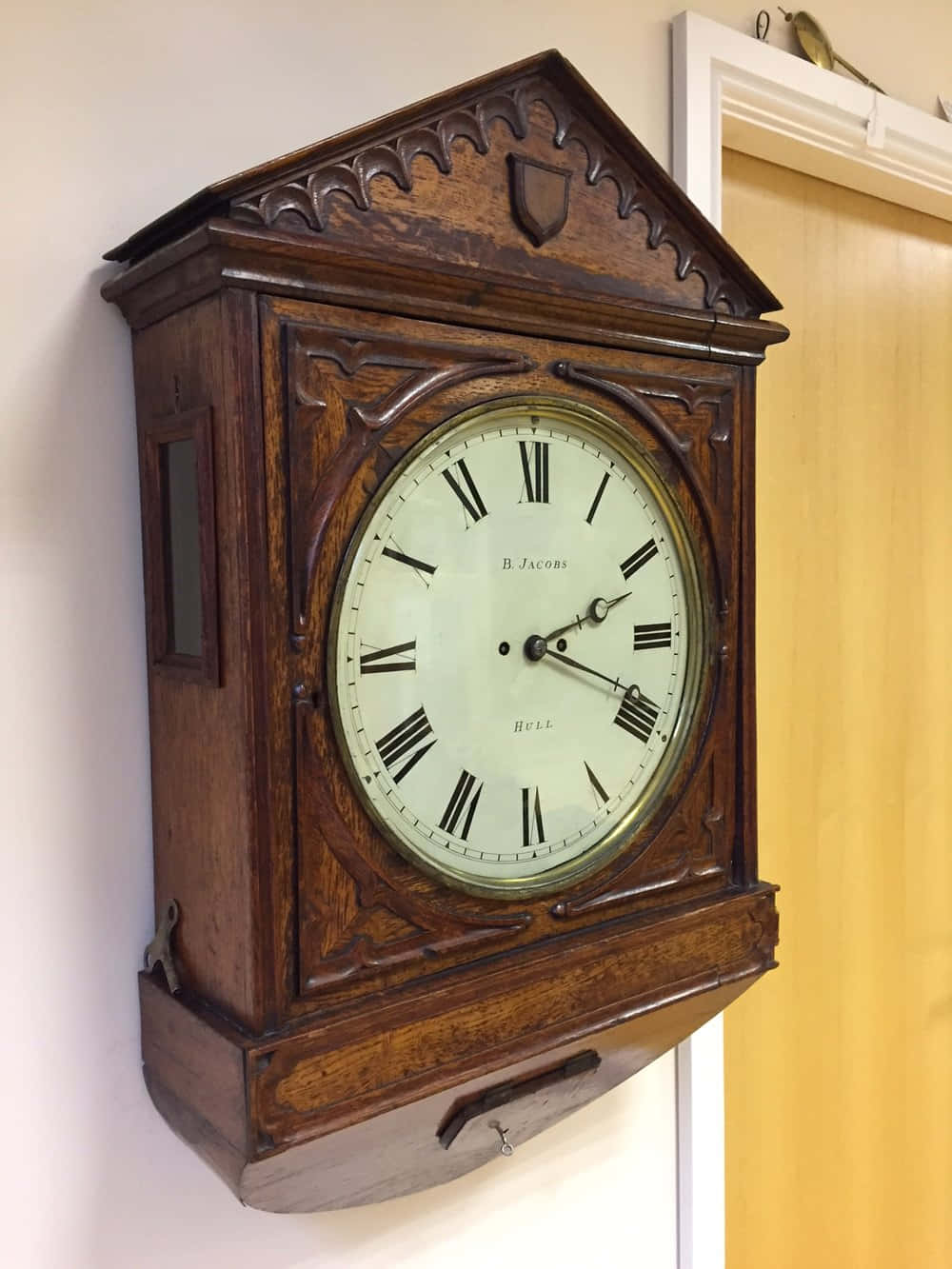 Decorative clock face with vintage design