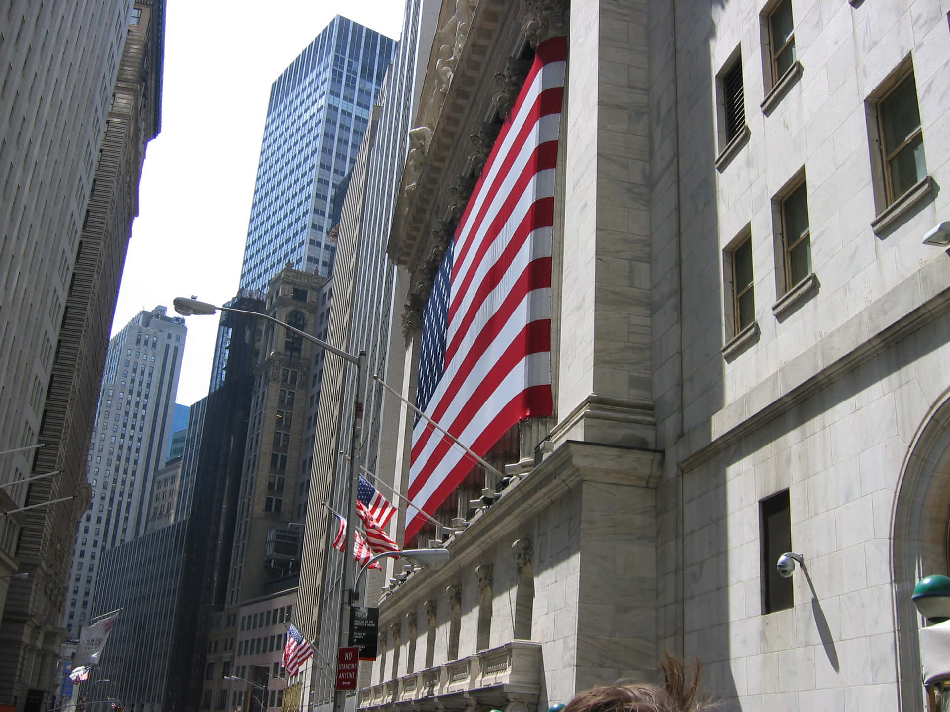 Engigantisk Wall Street-skylt Fångar Andan I Det Finansiella Distriktet I New York City. Wallpaper