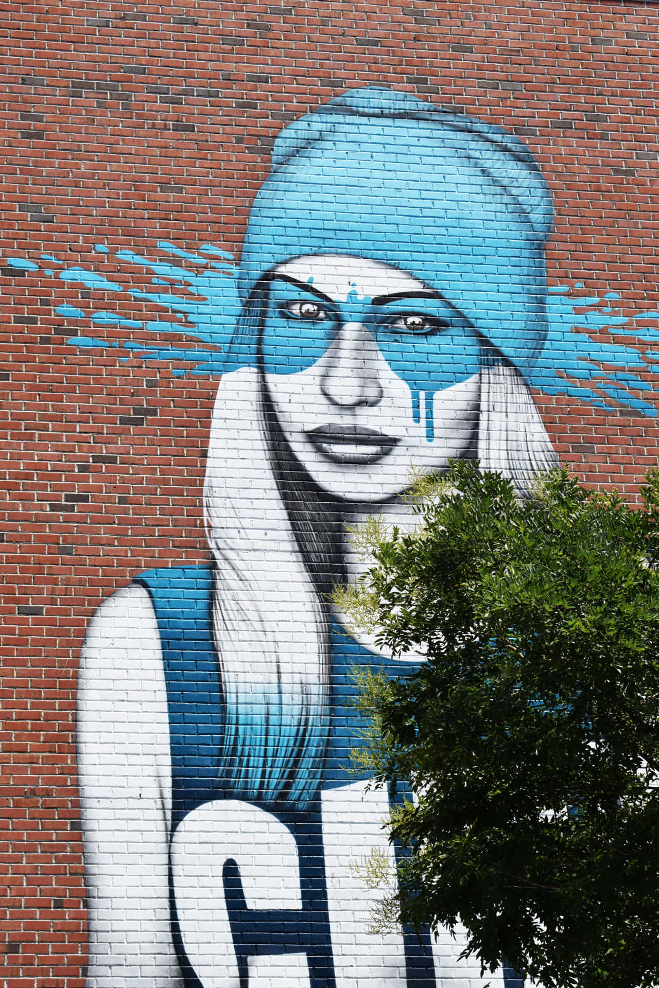 En mur af en pige med en blå hue der holder på en ballon. Wallpaper