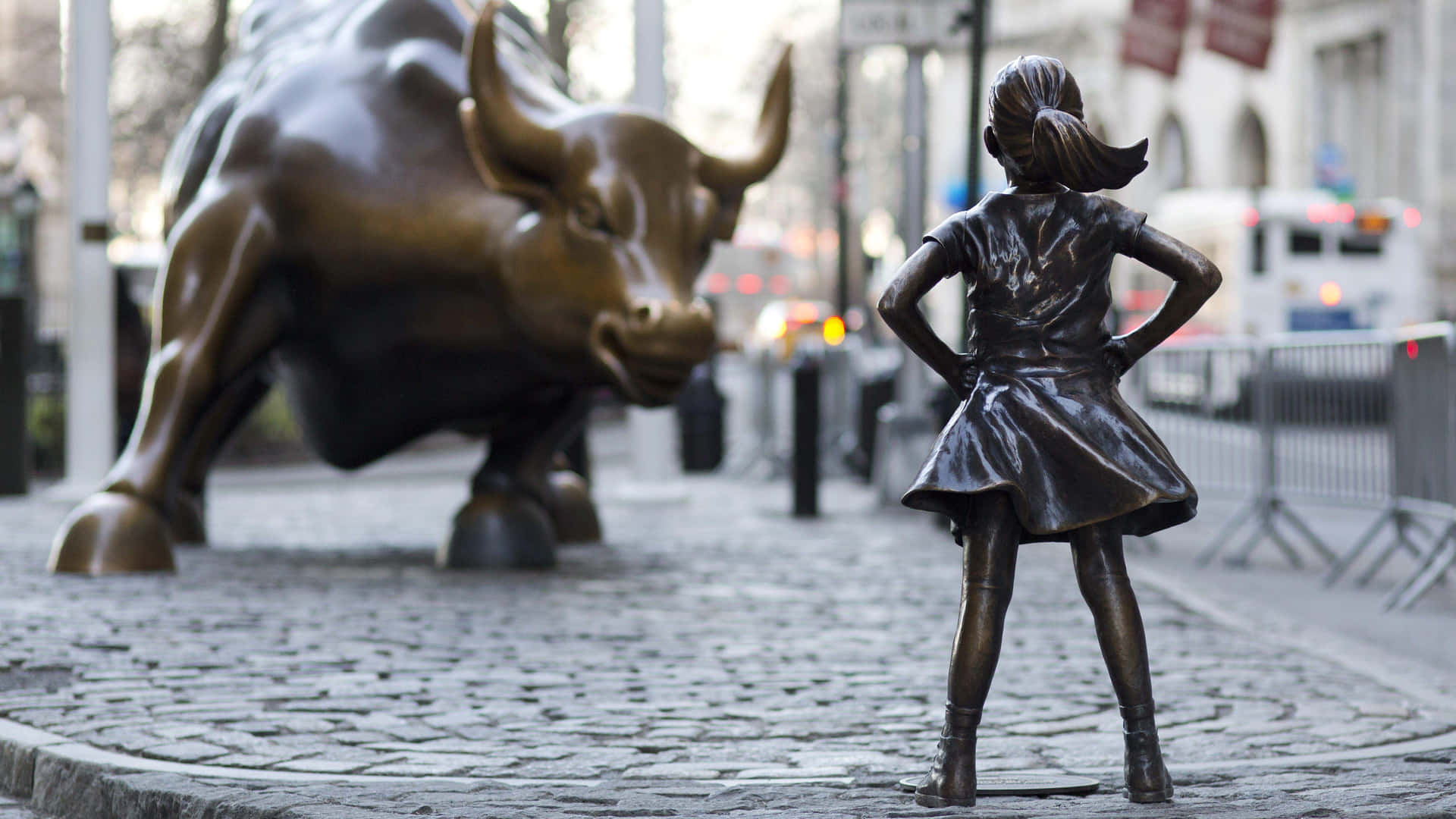 En statue af en pige, der står ved siden af en tyr. Wallpaper