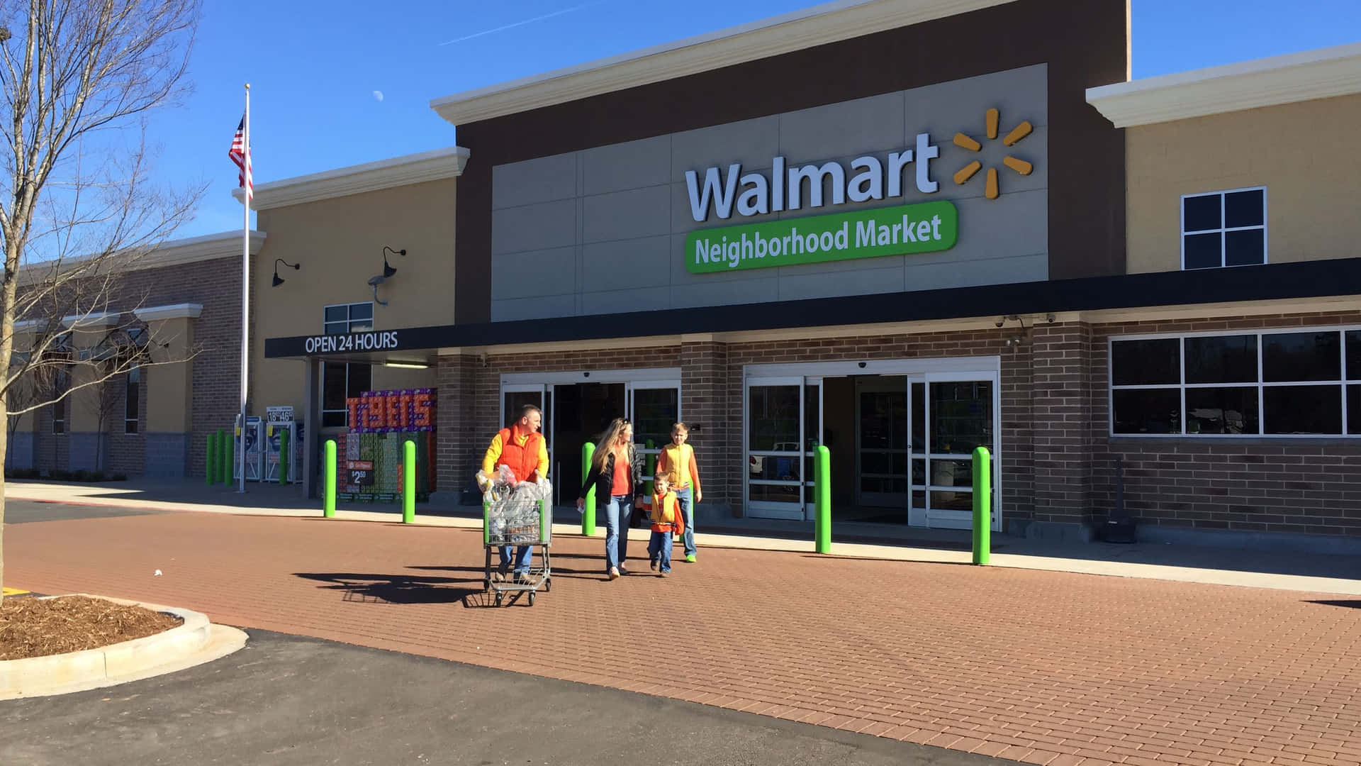Empleadosde Walmart Pasando Frente A Una Tienda