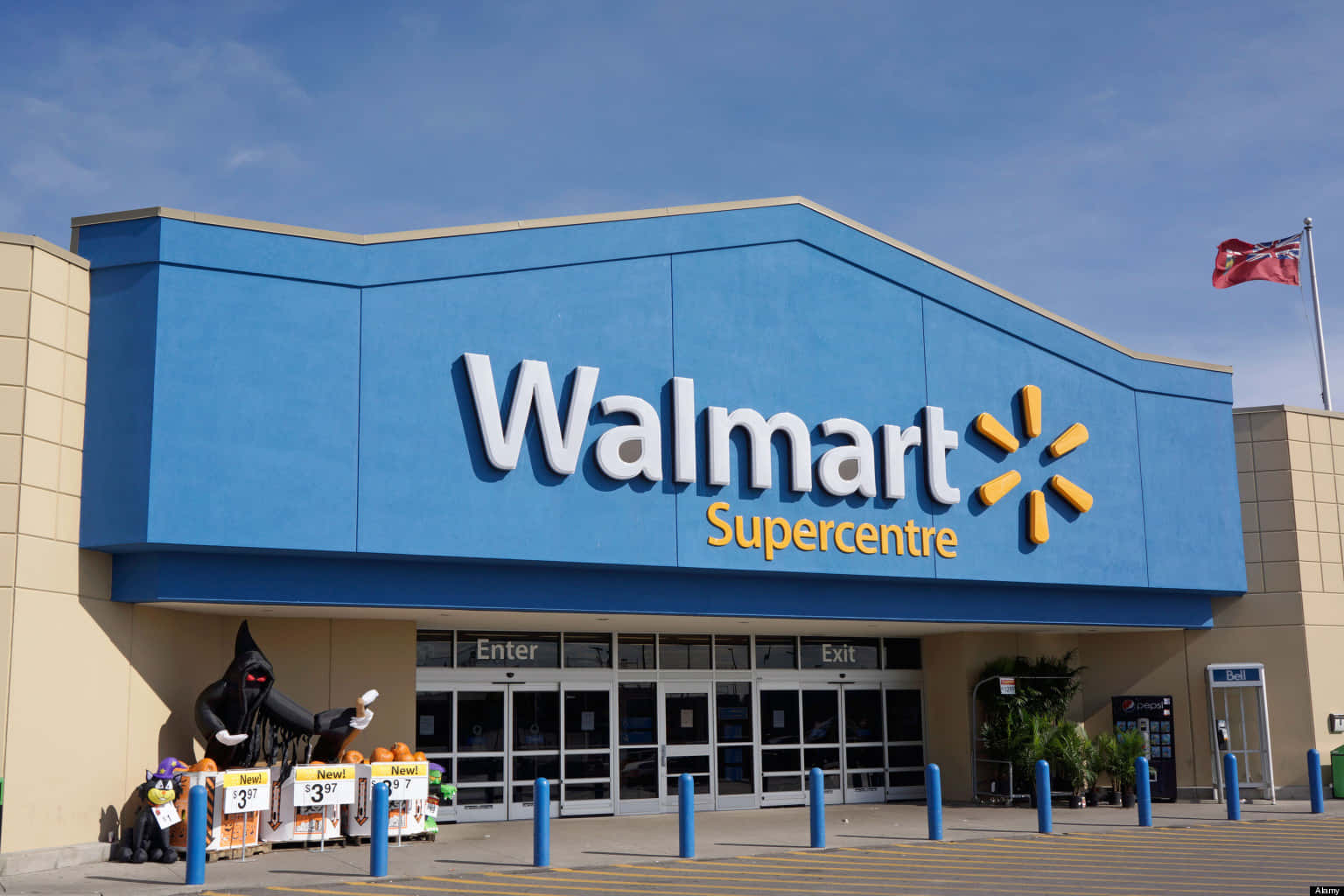Walmartsupercenter In Einer Stadt Mit Einem Blauen Schild