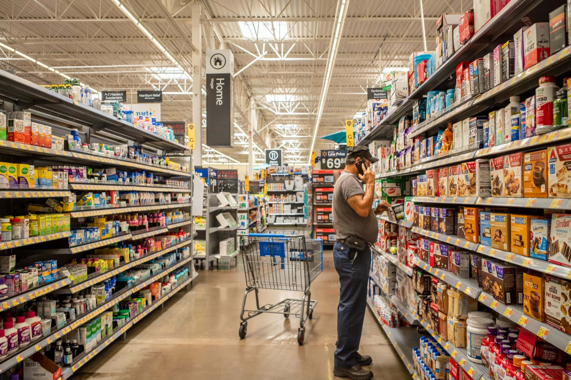 Iclienti Di Walmart Che Cercano Prodotti Alimentari E Beni Di Prima Necessità.