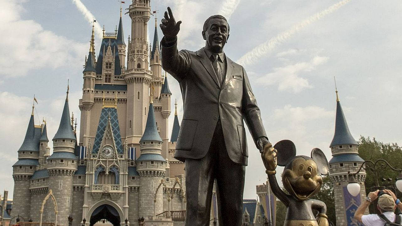 Walt Disney And Mickey Disneyworld Statue Wallpaper