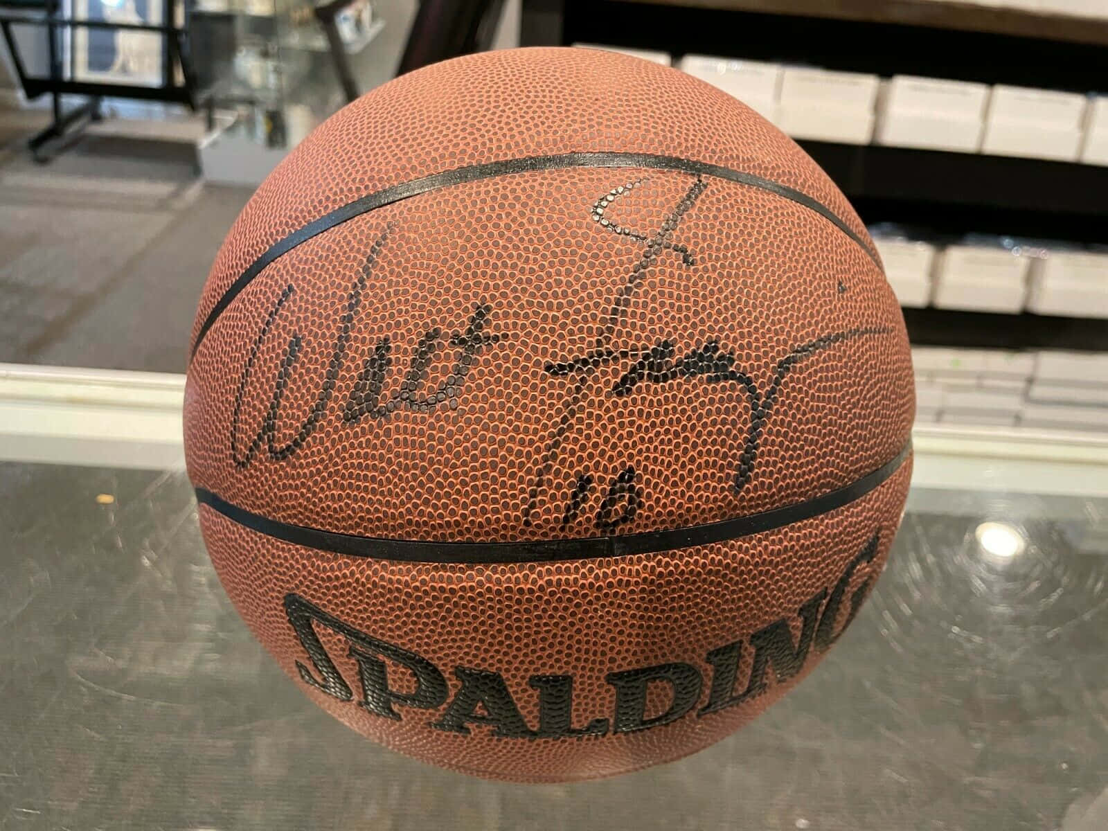 Pallada Basket Autografata Da Walt Frazier Sfondo