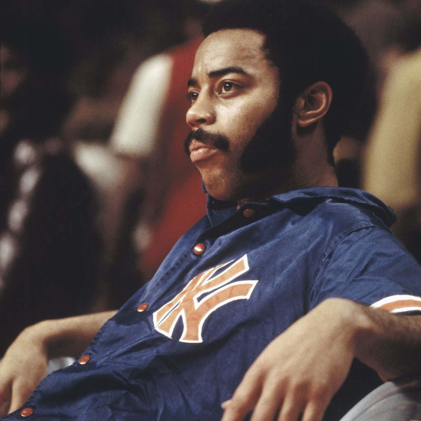 Waltfrazier New York Knicks Guardando La Partita 1970 Sfondo