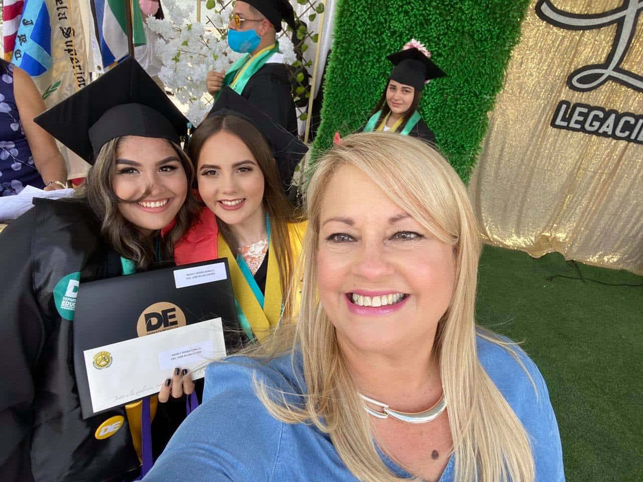 Wanda Vázquez Garced Selfie With Graduate Students Wallpaper