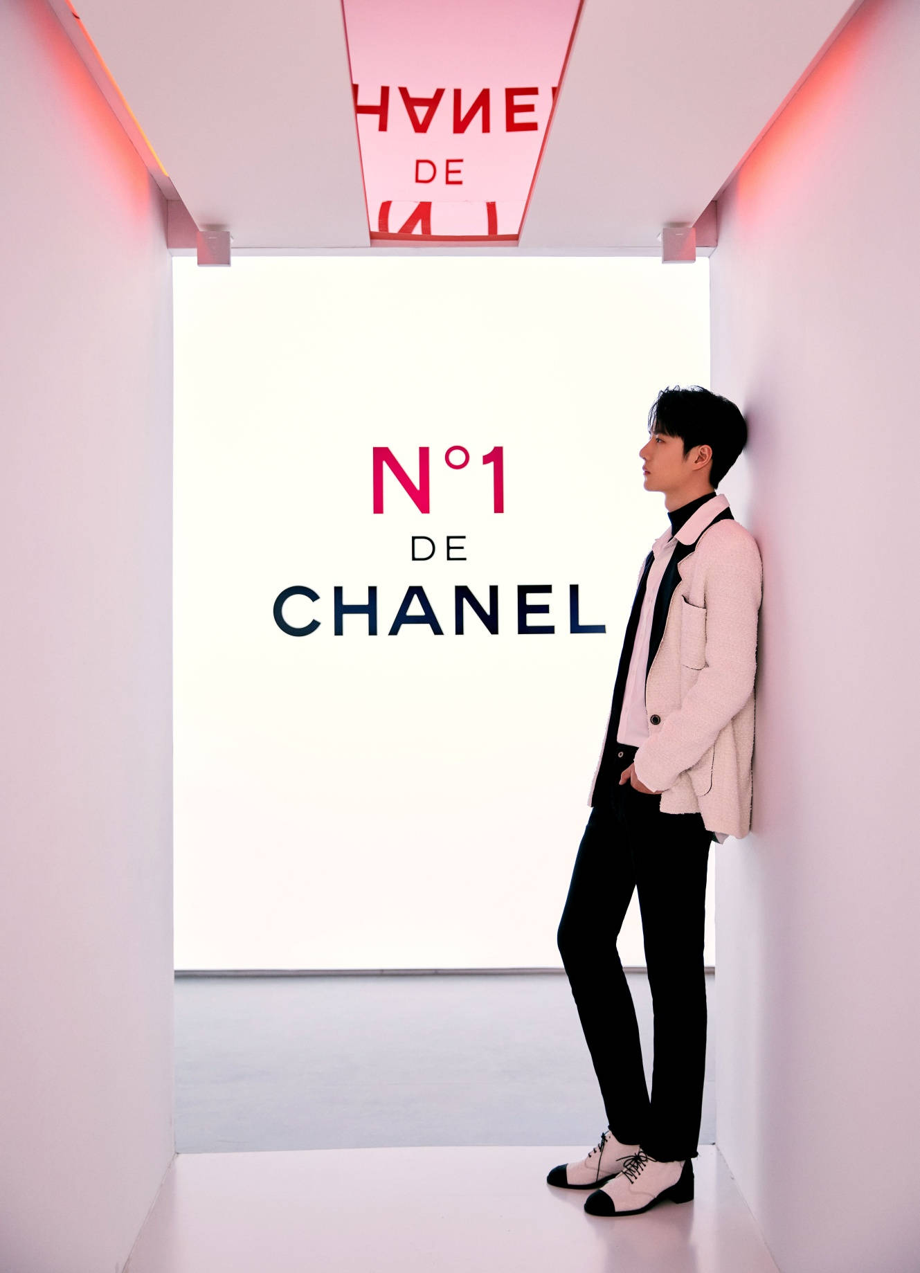 Wang Yibo X Chanel kombineret stil med indbyggede vandløb. Wallpaper