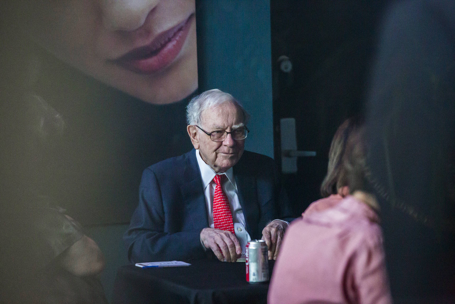 Warren Buffett Signing Event Candid Photo Wallpaper