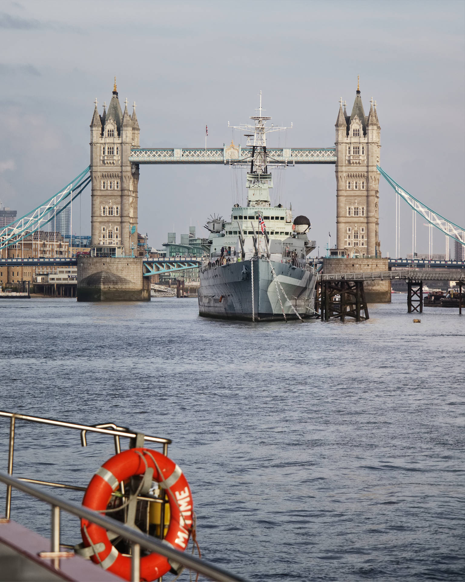 Kriegsschiffpassiert Die Tower Bridge. Wallpaper